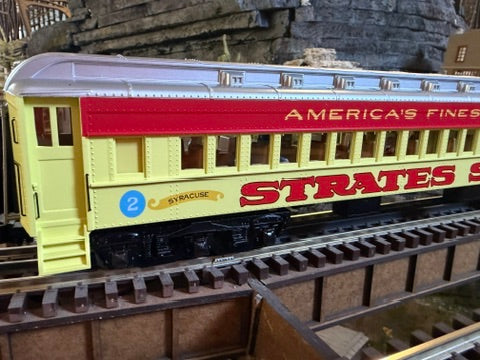 Atlas O 3001772B - Premier - Madison Heavyweight Passenger Cars "Strates Shows" (2-Car) Red