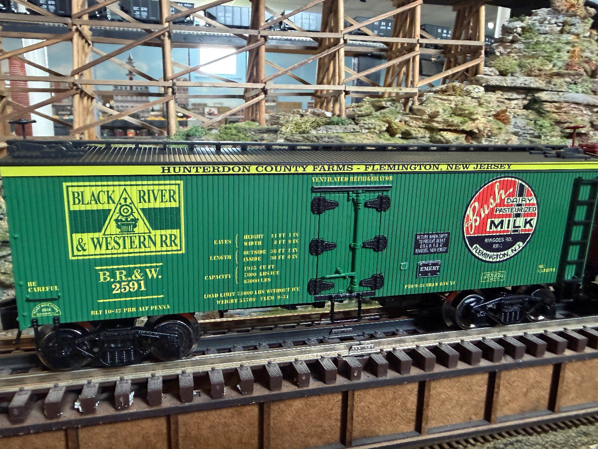 Ready Made Trains RMT-86199-11 - 36' Woodside Reefer Car "Black River & Western" (Bush Dairy)
