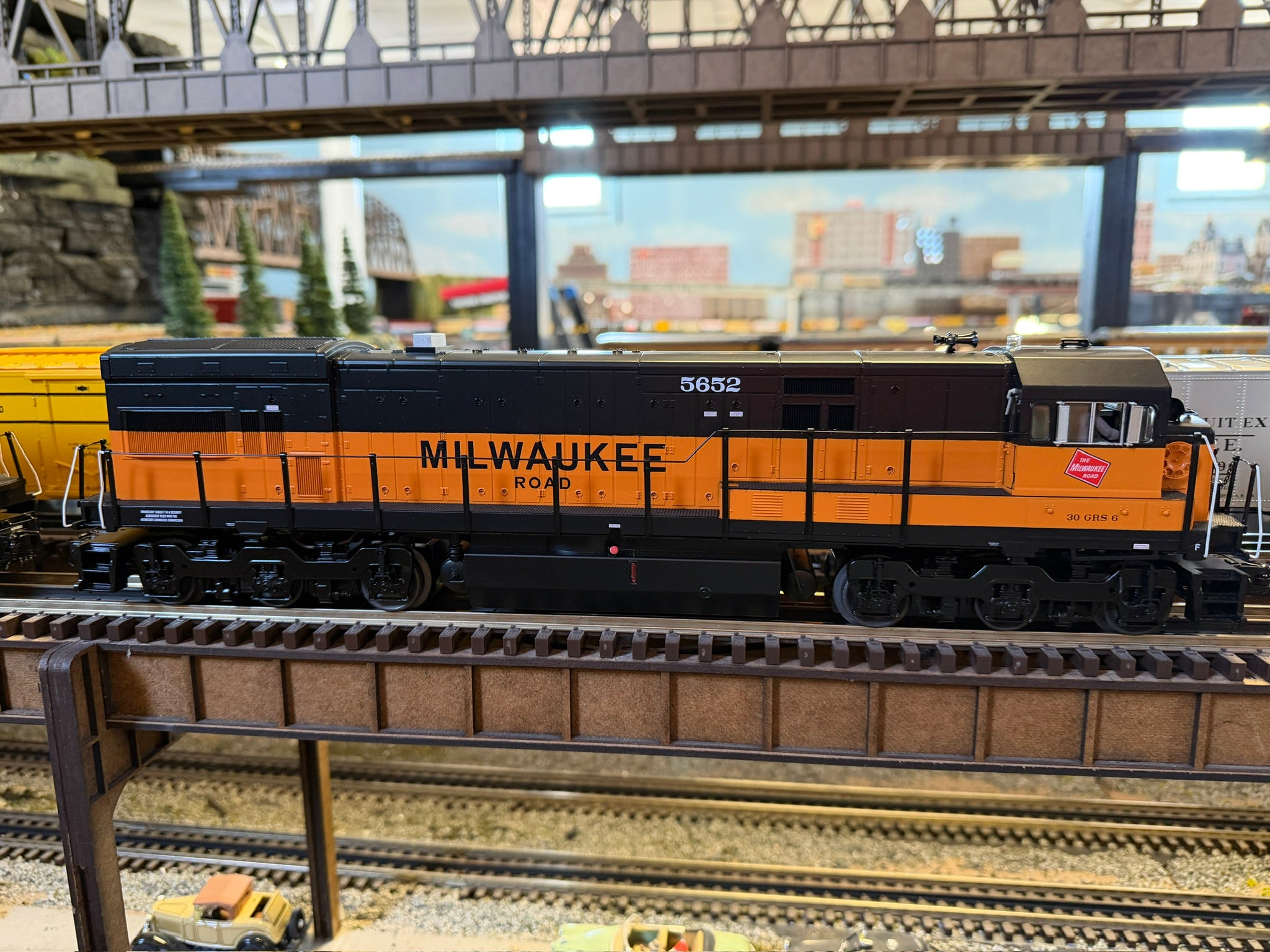 Atlas O 30138687S - Premier - U30C Diesel Locomotive "Milwaukee Road" #5652 - Custom Run for Mr.Muffin's Trains