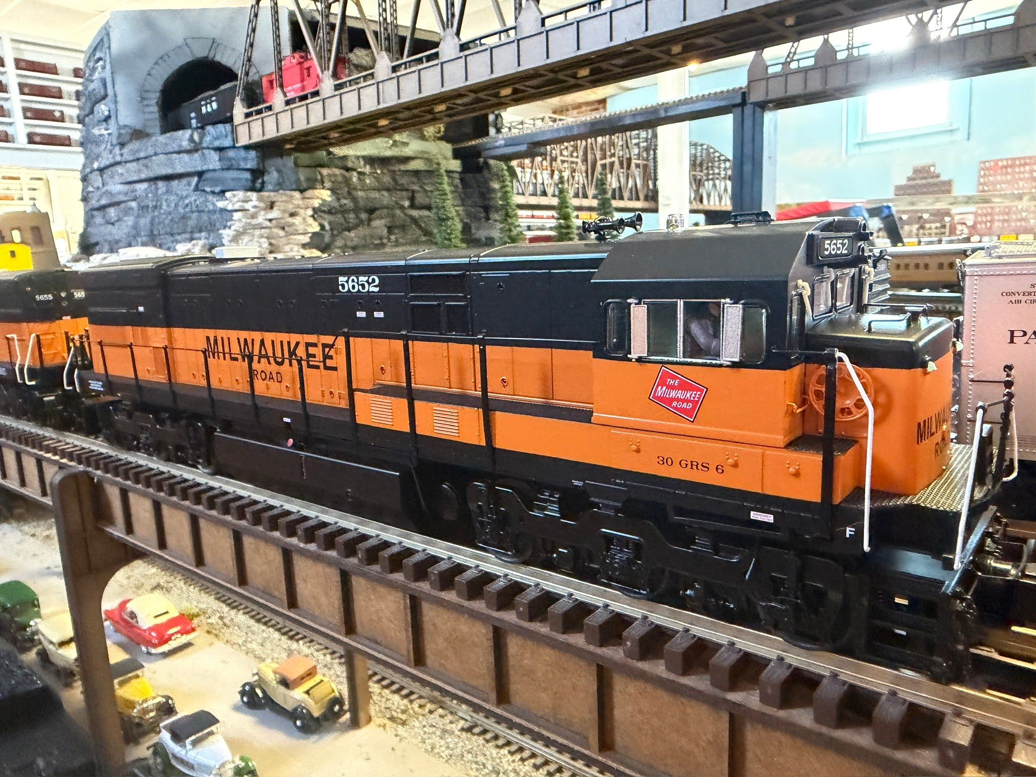 Atlas O 30138687S - Premier - U30C Diesel Locomotive "Milwaukee Road" #5652 - Custom Run for Mr.Muffin's Trains