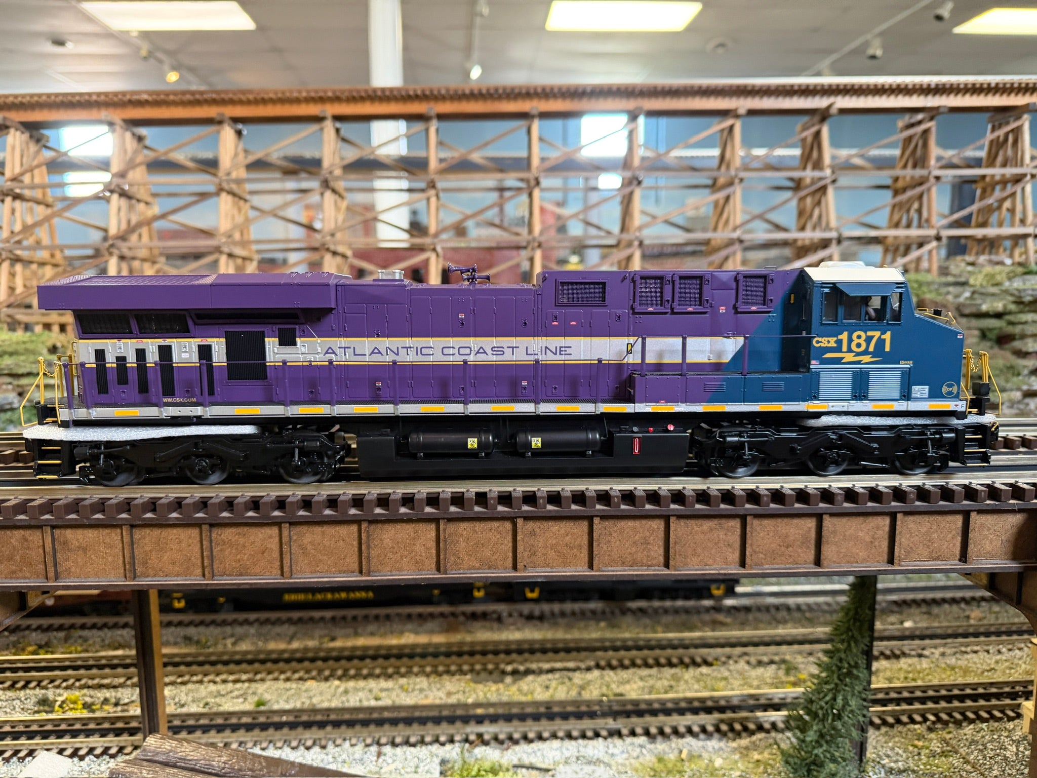 Atlas O 30138417 - Premier - ES44 Diesel Locomotive "CSX" #1871 (ACL Heritage)