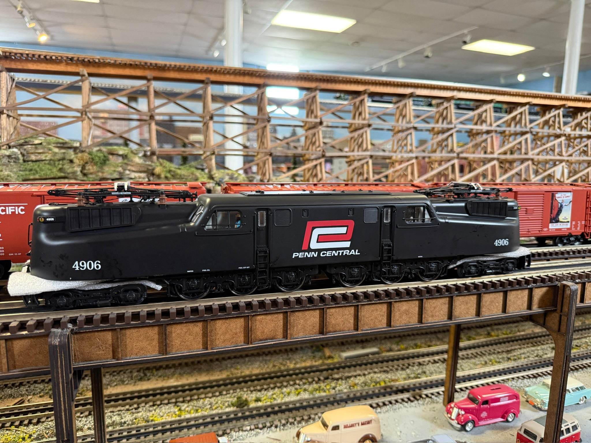 Lionel 2533050 - Vision Line GG1 Electric Engine "Penn Central" #4906
