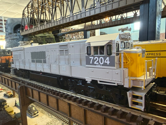 Atlas O 30138510 - Premier - U30C Diesel Locomotive "CSX" #7204 (ex-Louisville & Nashville Patch) - MrMuffin'sTrains