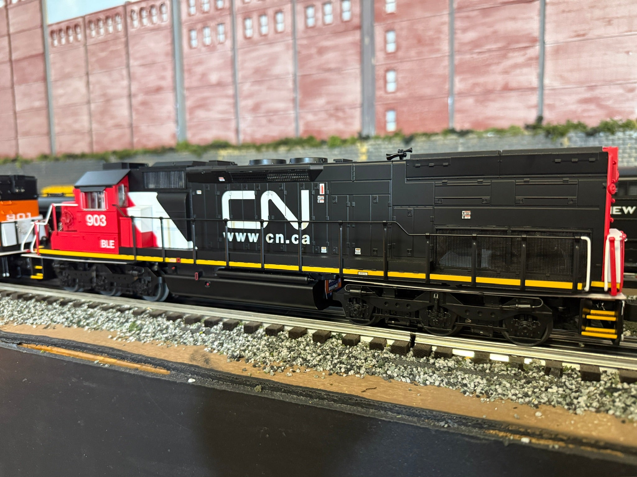 Lionel 2533822 - Legacy SD40T-2 Diesel Locomotive "Canadian National" #903