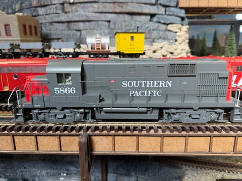 MTH 20-22064-1 - Premier - RS-11 Low Hood Diesel Engine "Southern Pacific" #5866 w/ PS3