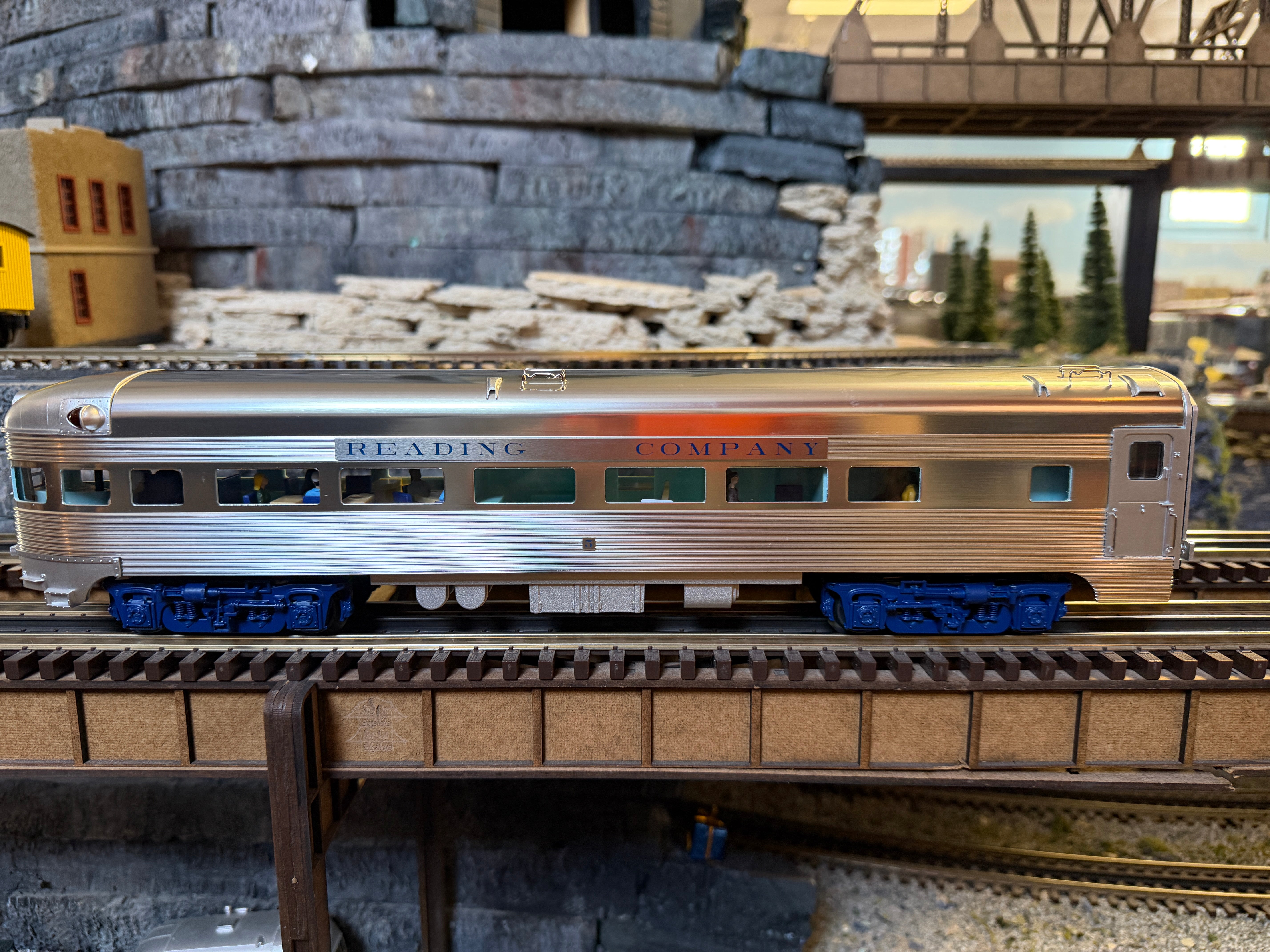 Lionel 2527720 - 15" Aluminum Passenger Car Set "Reading" (4-Car)