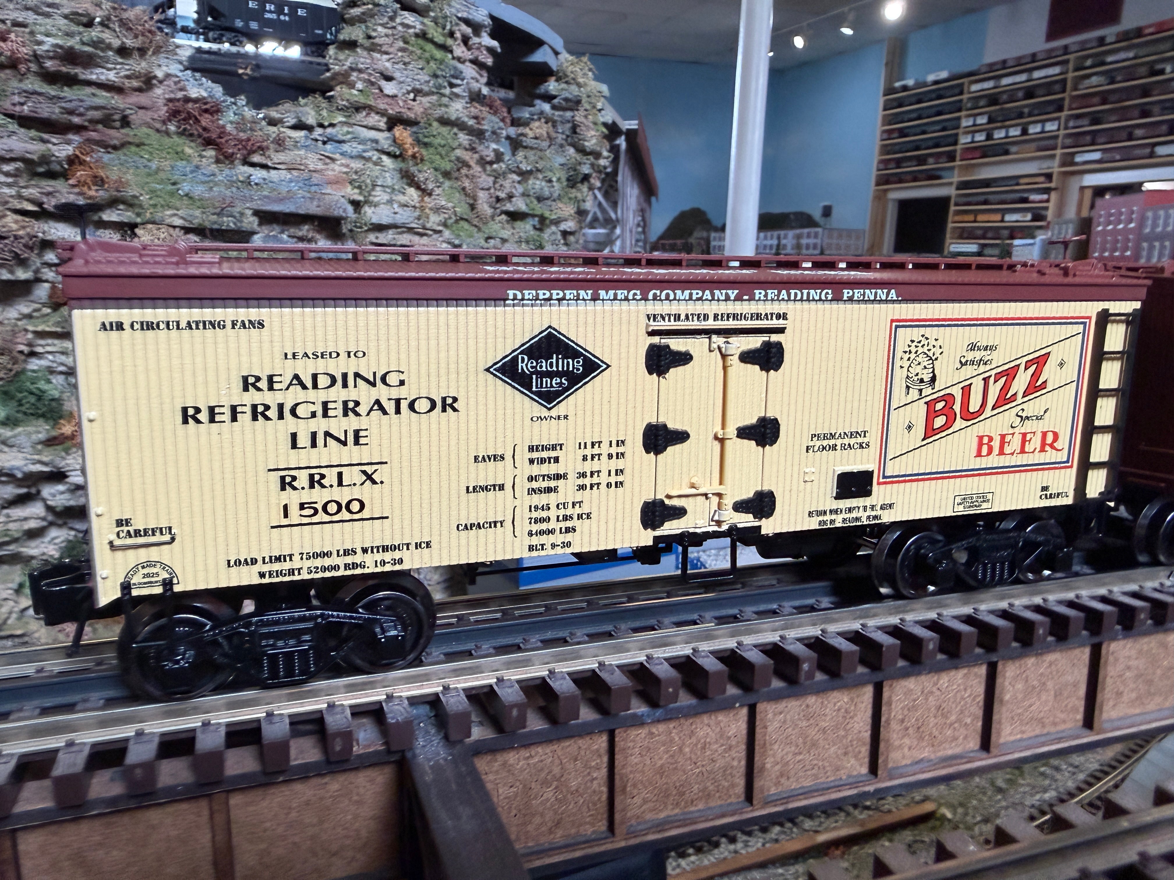 Ready Made Trains RMT-86199-168 - 36' Woodside Reefer Car "Reading Lines" (Buzz Beer)