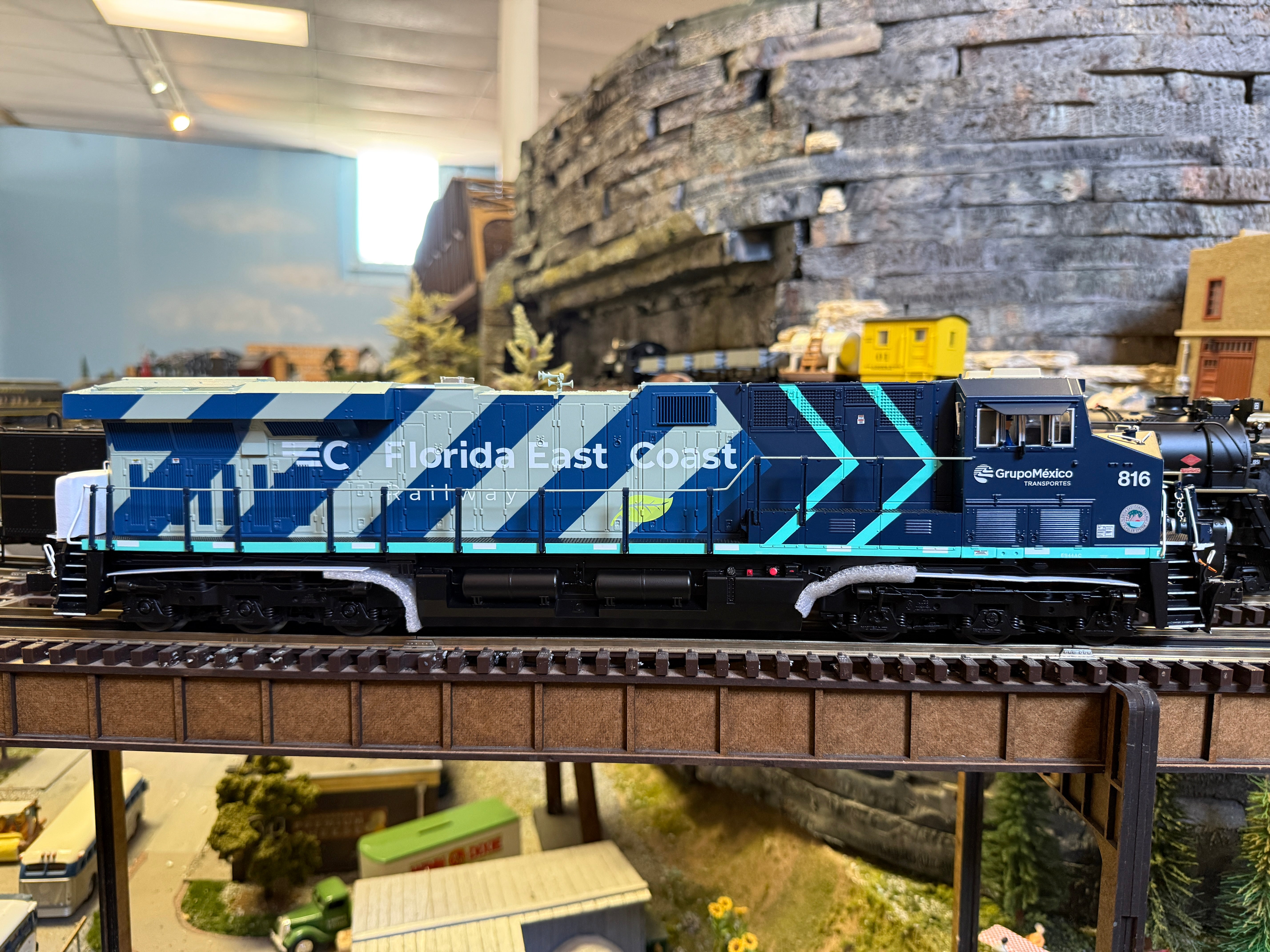 Lionel 2533640 - Legacy ES44 Diesel Locomotive "Florida East Coast" #816
