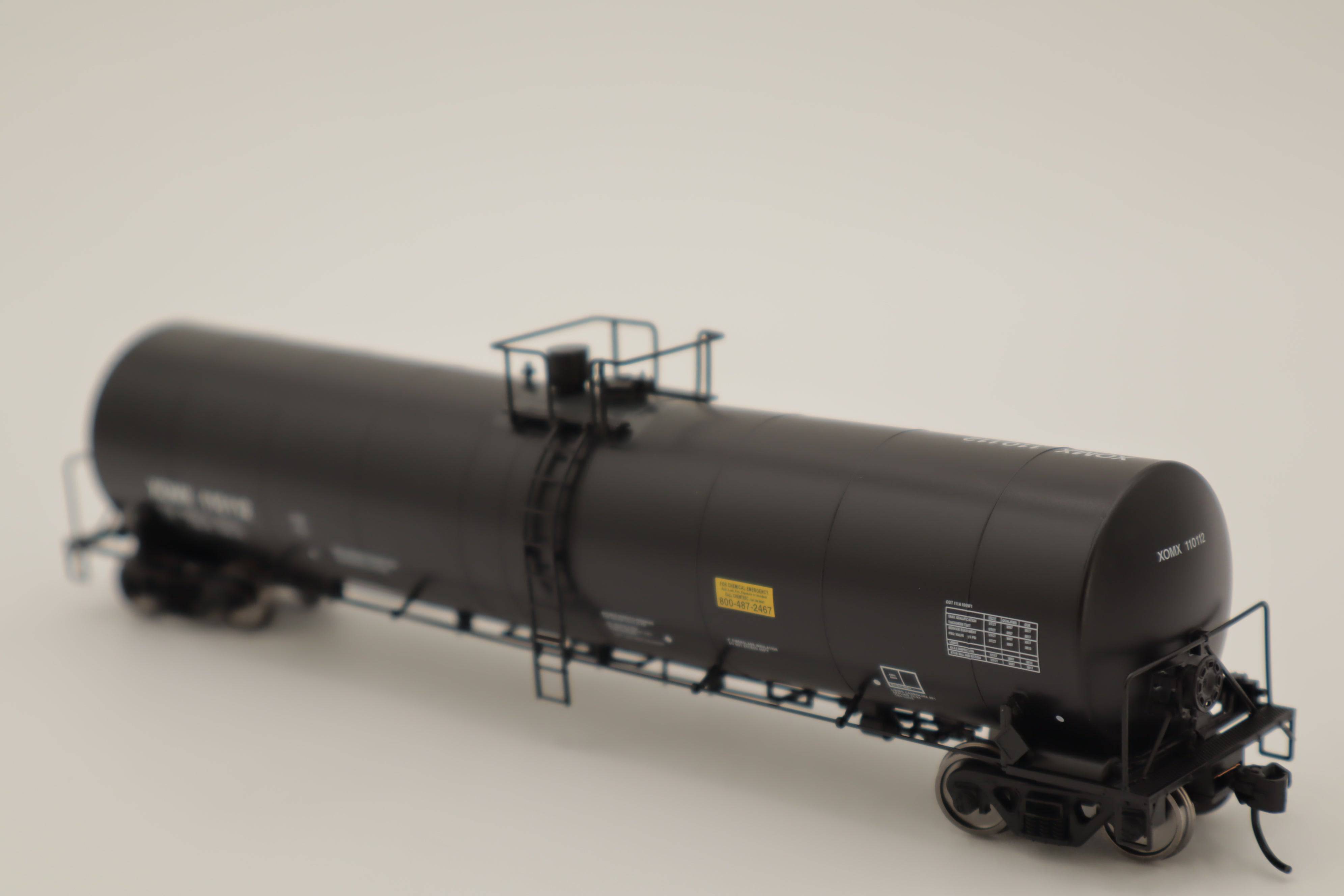Walthers HO 910-48242 - Mainline - Trinity 25,000-Gallon Tank Car "XOMX" #110112