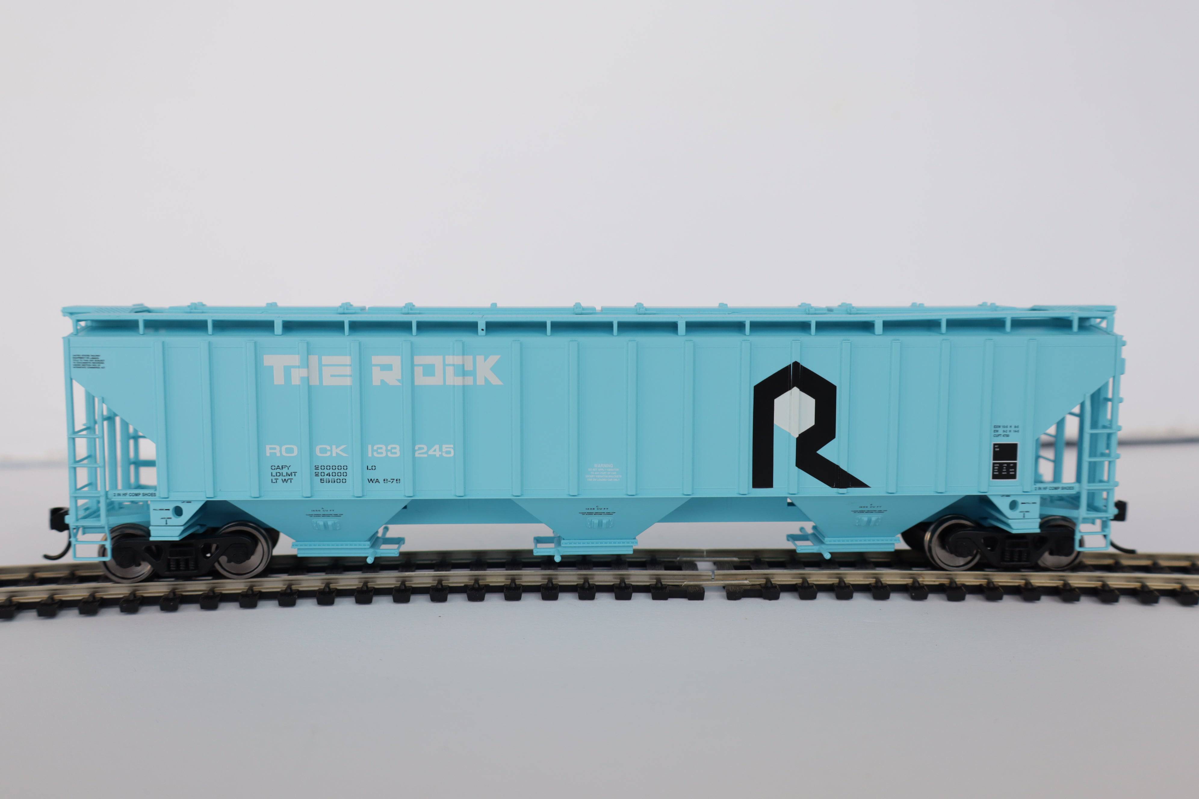 Walthers HO 910-49067 - Mainline - 57' Trinity 4750 3-Bay Covered Hopper "Rock Island" #133275