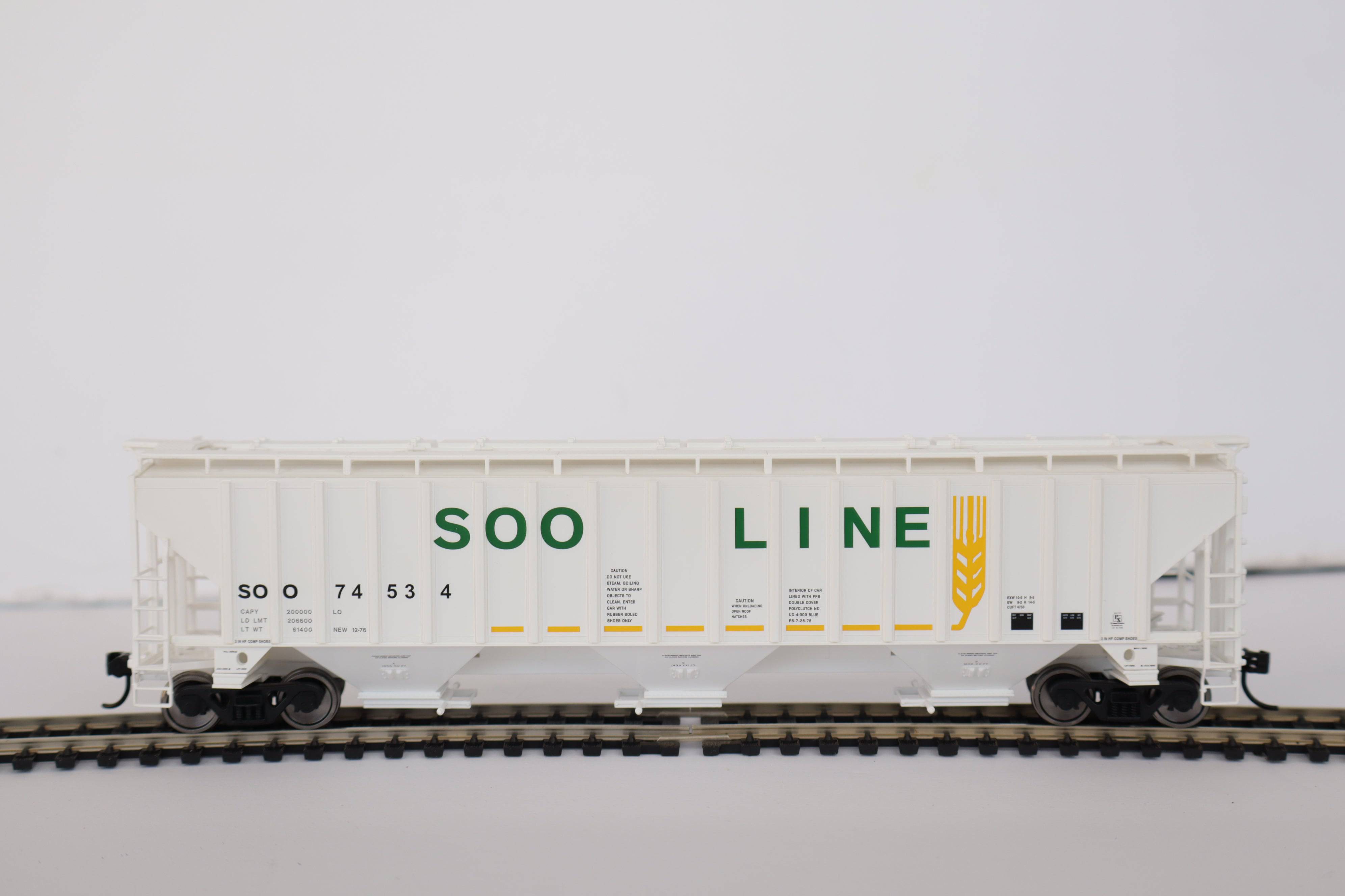 Walthers HO 910-49073 - Mainline - 57' Trinity 4750 3-Bay Covered Hopper "SOO" #74534