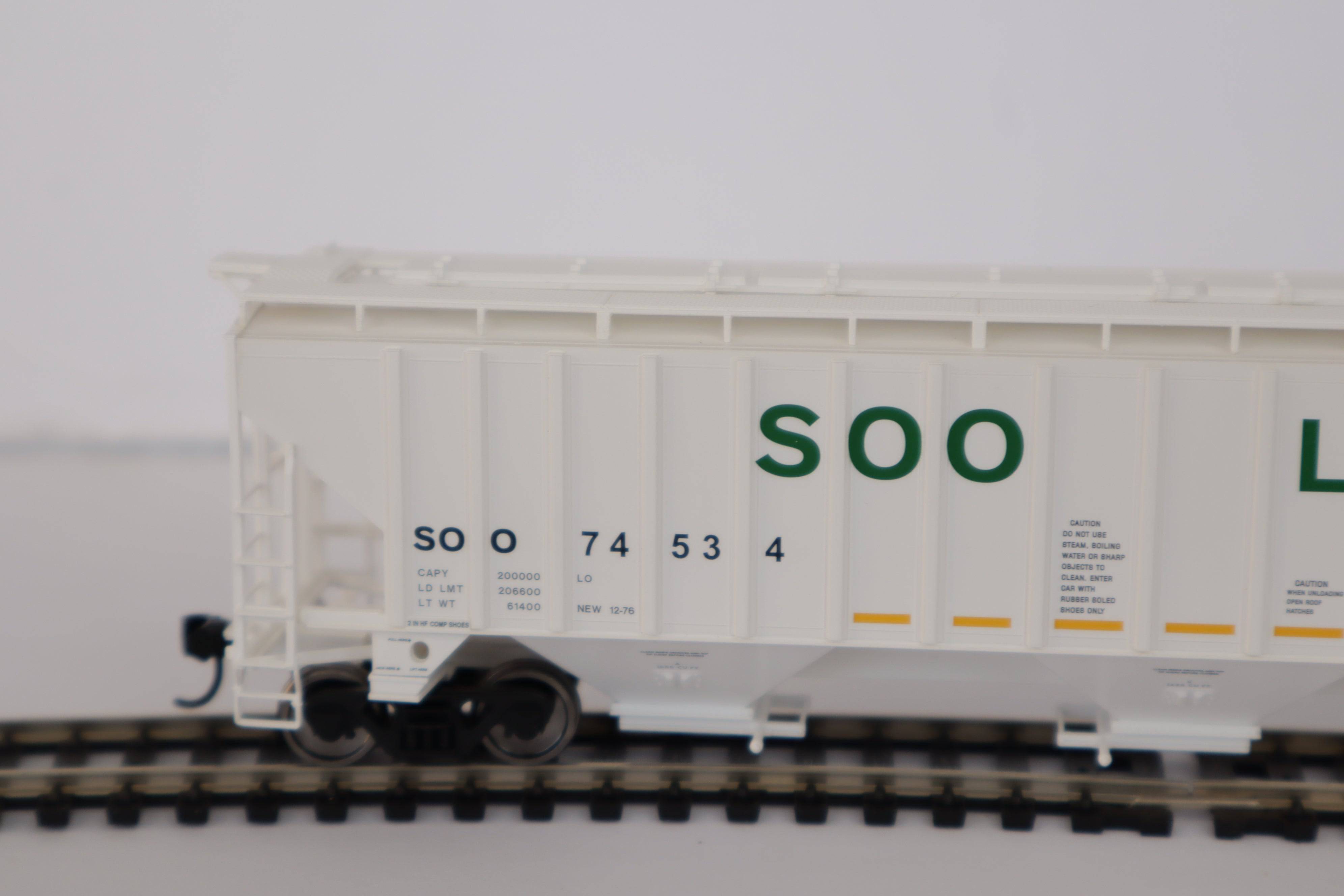 Walthers HO 910-49075 - Mainline - 57' Trinity 4750 3-Bay Covered Hopper "SOO" #74591