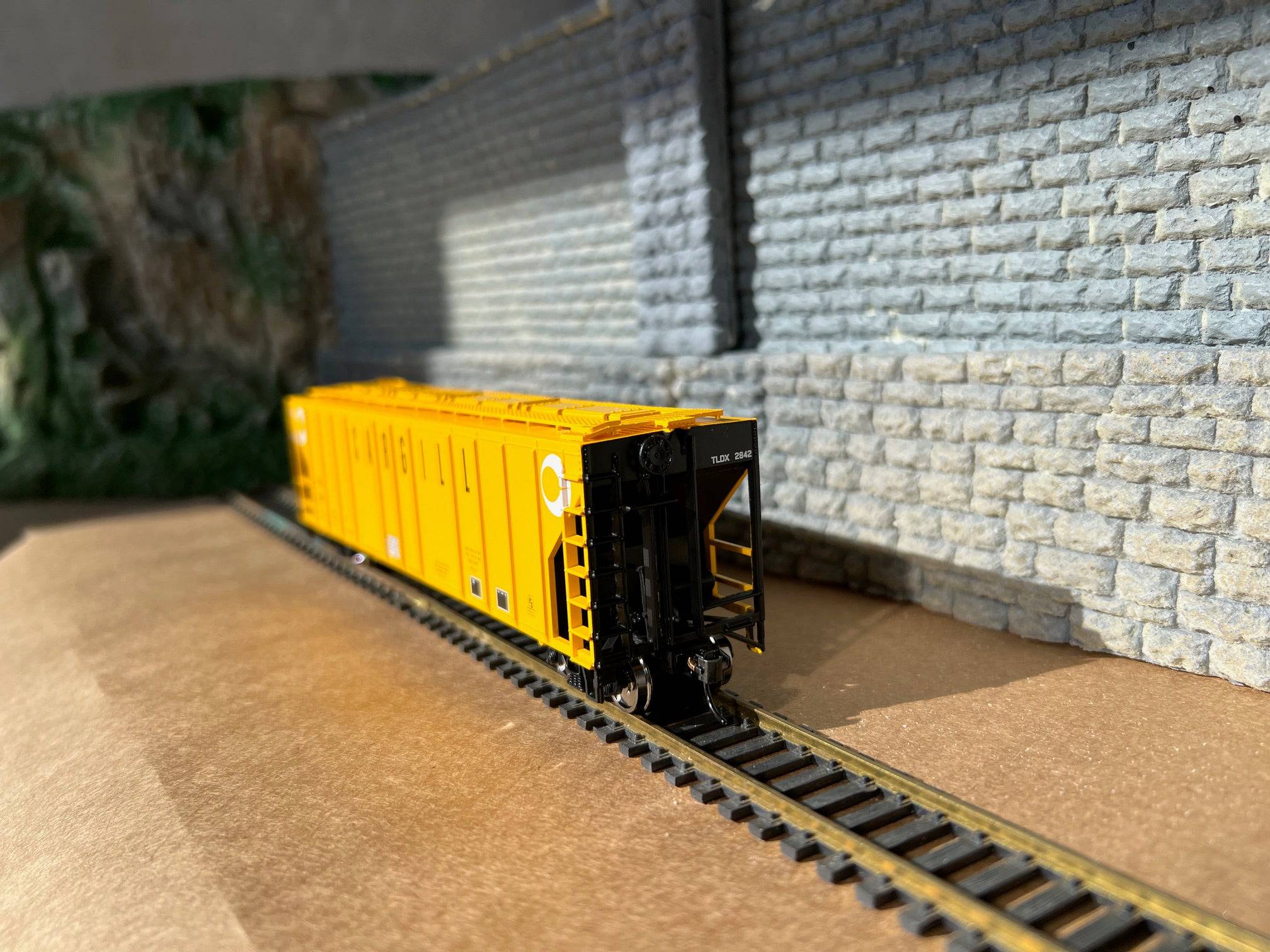 Walthers HO 910-49406 - Mainline - 50' Pullman-Standard PS-2CD 4427 3-Bay Covered Hopper "Cargill TLDX" #2845