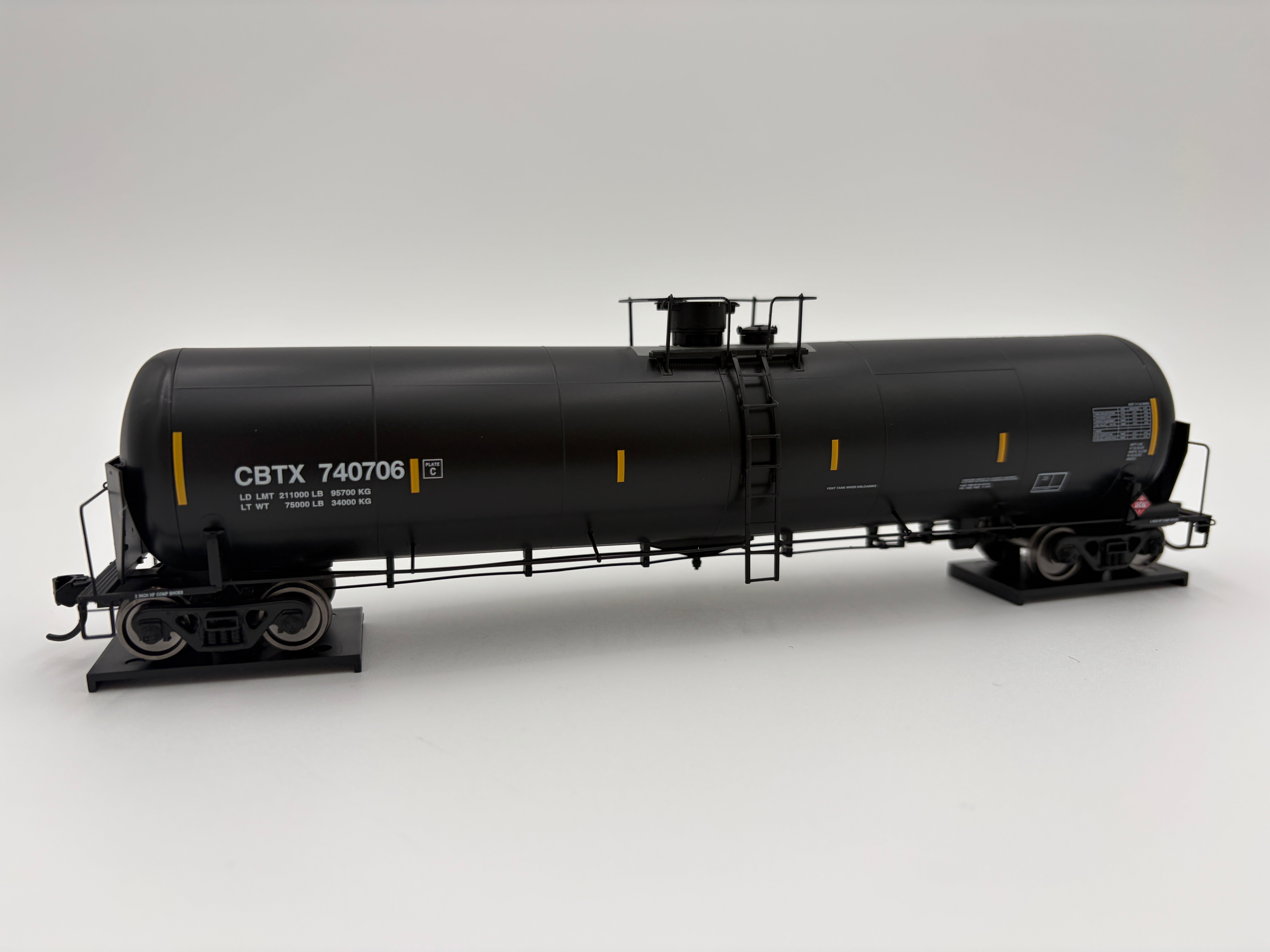 Walthers HO 920-100763 - Proto - 55' Trinity Modified 30,145-Gallon Tank Car "CIT Group" #741823 (CBTX)