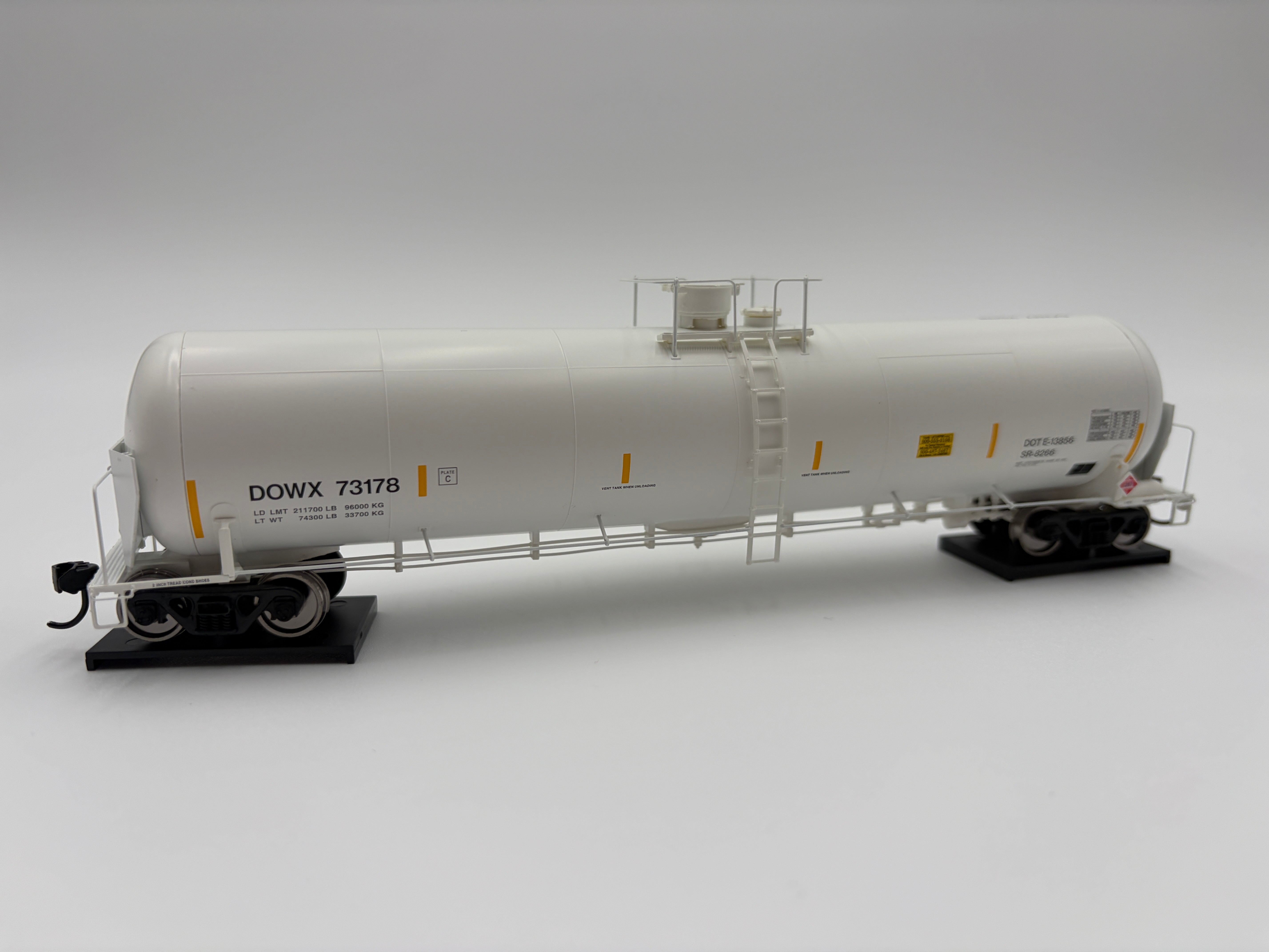 Walthers HO 920-100768 - Proto - 55' Trinity Modified 30,145-Gallon Tank Car "Dow Chemical" #73231 (DOWX)