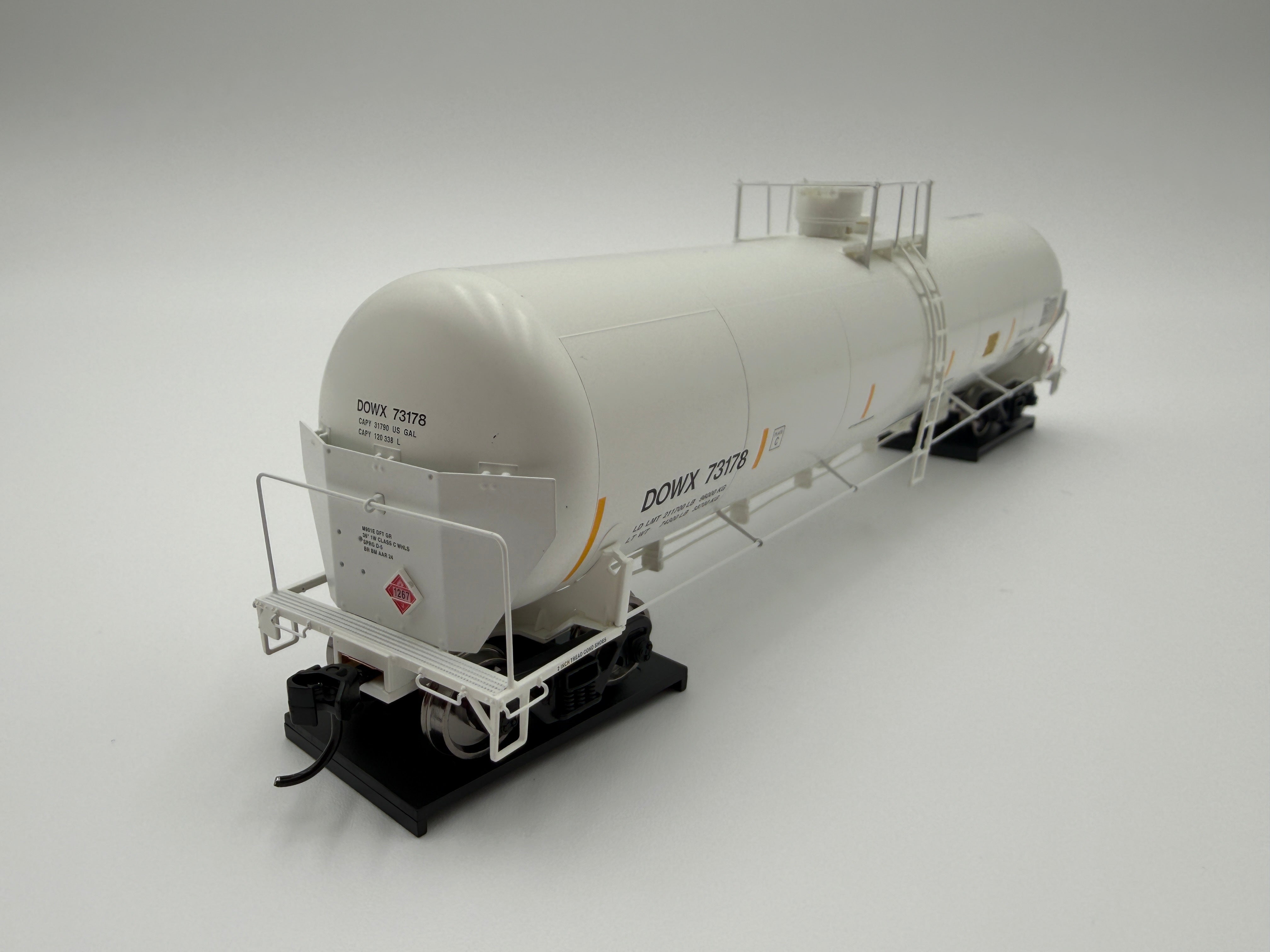Walthers HO 920-100766 - Proto - 55' Trinity Modified 30,145-Gallon Tank Car "Dow Chemical" #73178 (DOWX)