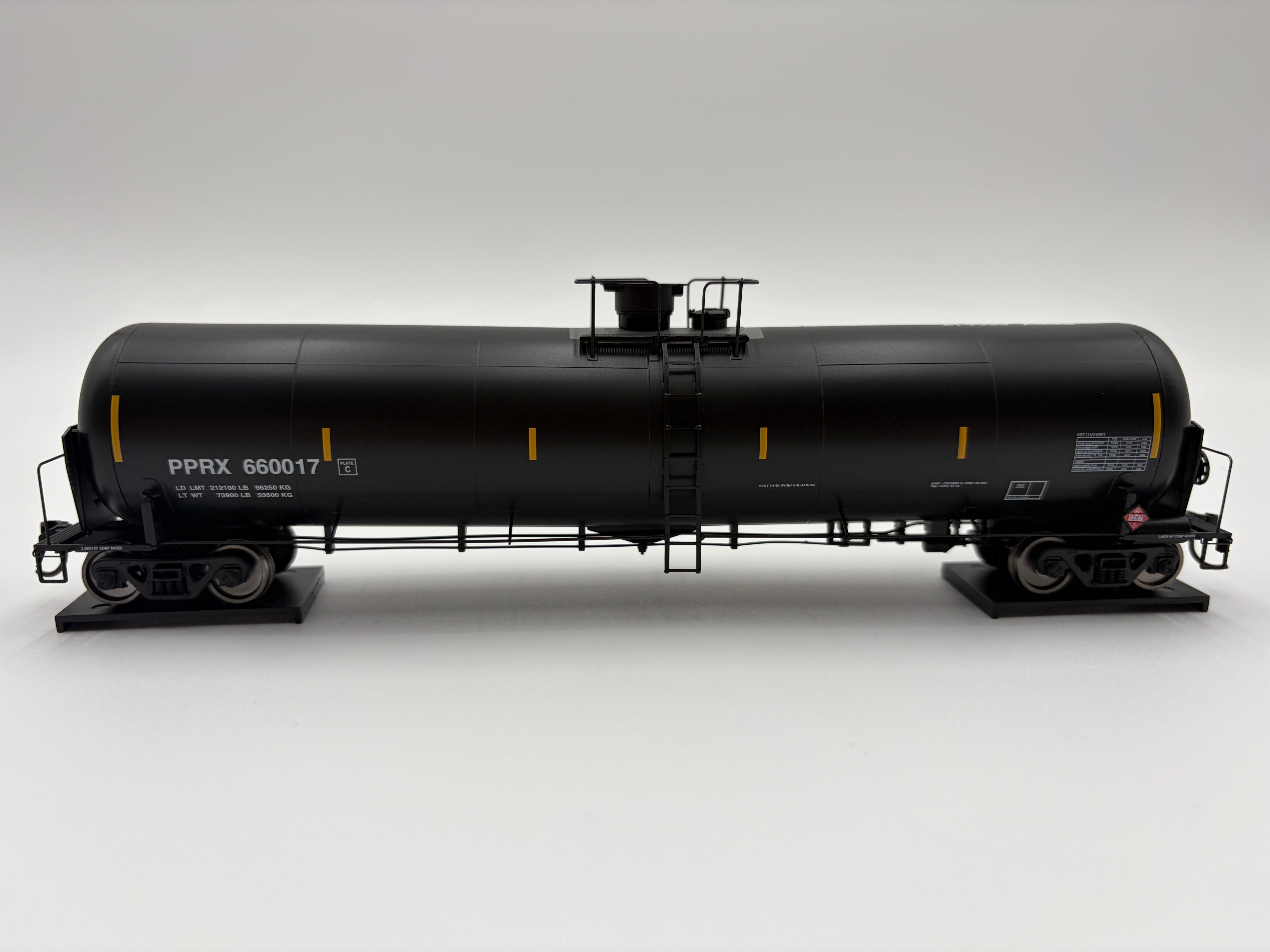 Walthers HO 920-100775 - Proto - 55' Trinity Modified 30,145-Gallon Tank Car "Conoco Phillips" #660038 (PPRX)