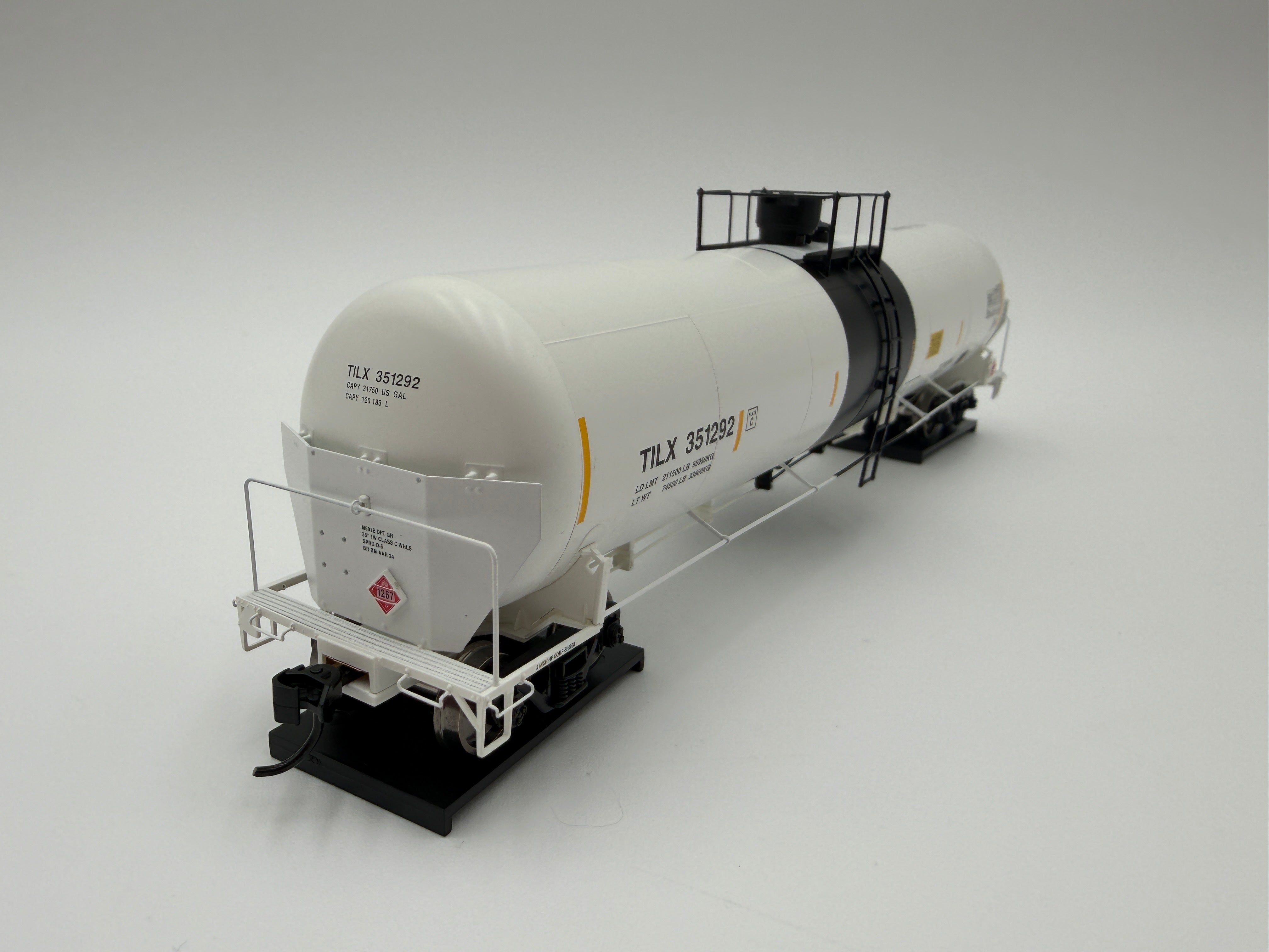 Walthers HO 920-100785 - Proto - 55' Trinity Modified 30,145-Gallon Tank Car "Trinity Industries Leasing" #351469 (TILX)