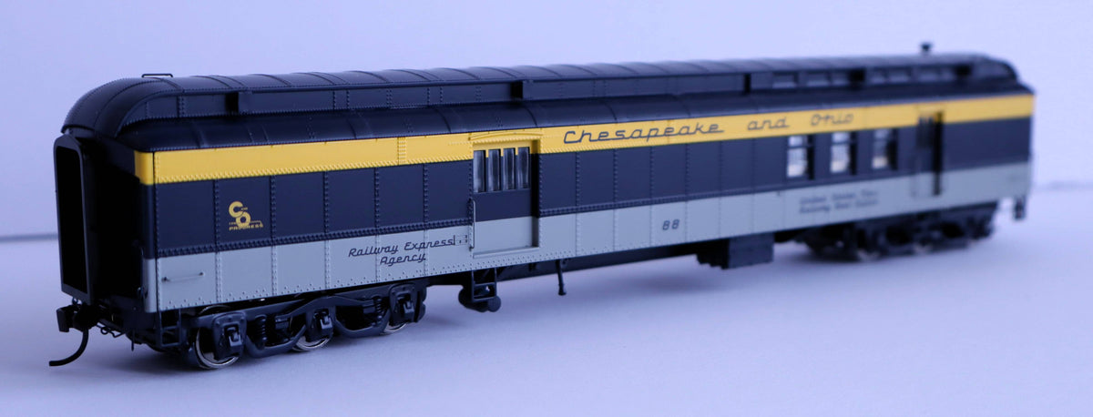 Walthers HO 920-17504 - Proto - 70' Heavyweight Baggage Car "Chesapeake & Ohio" #307 (Tri-Color)
