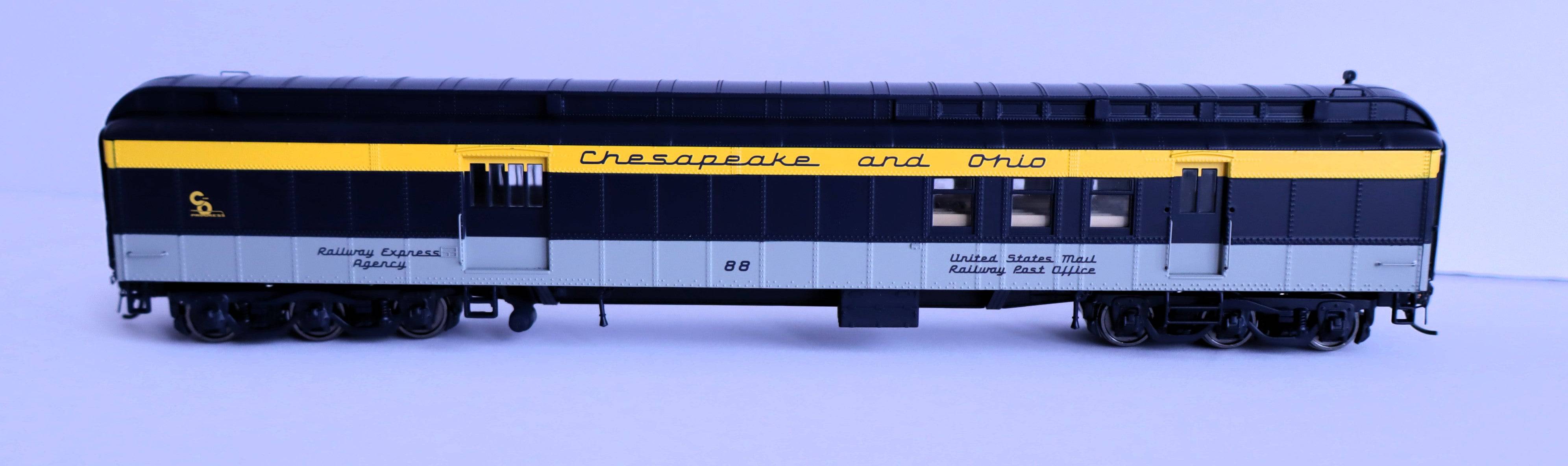 Walthers HO 920-17504 - Proto - 70' Heavyweight Baggage Car "Chesapeake & Ohio" #307 (Tri-Color)