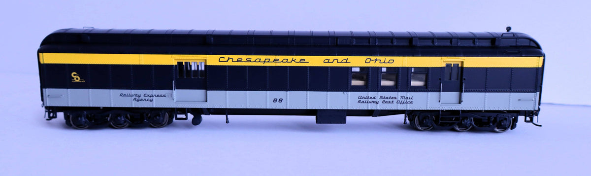 Walthers HO 920-17504 - Proto - 70' Heavyweight Baggage Car "Chesapeake & Ohio" #307 (Tri-Color)