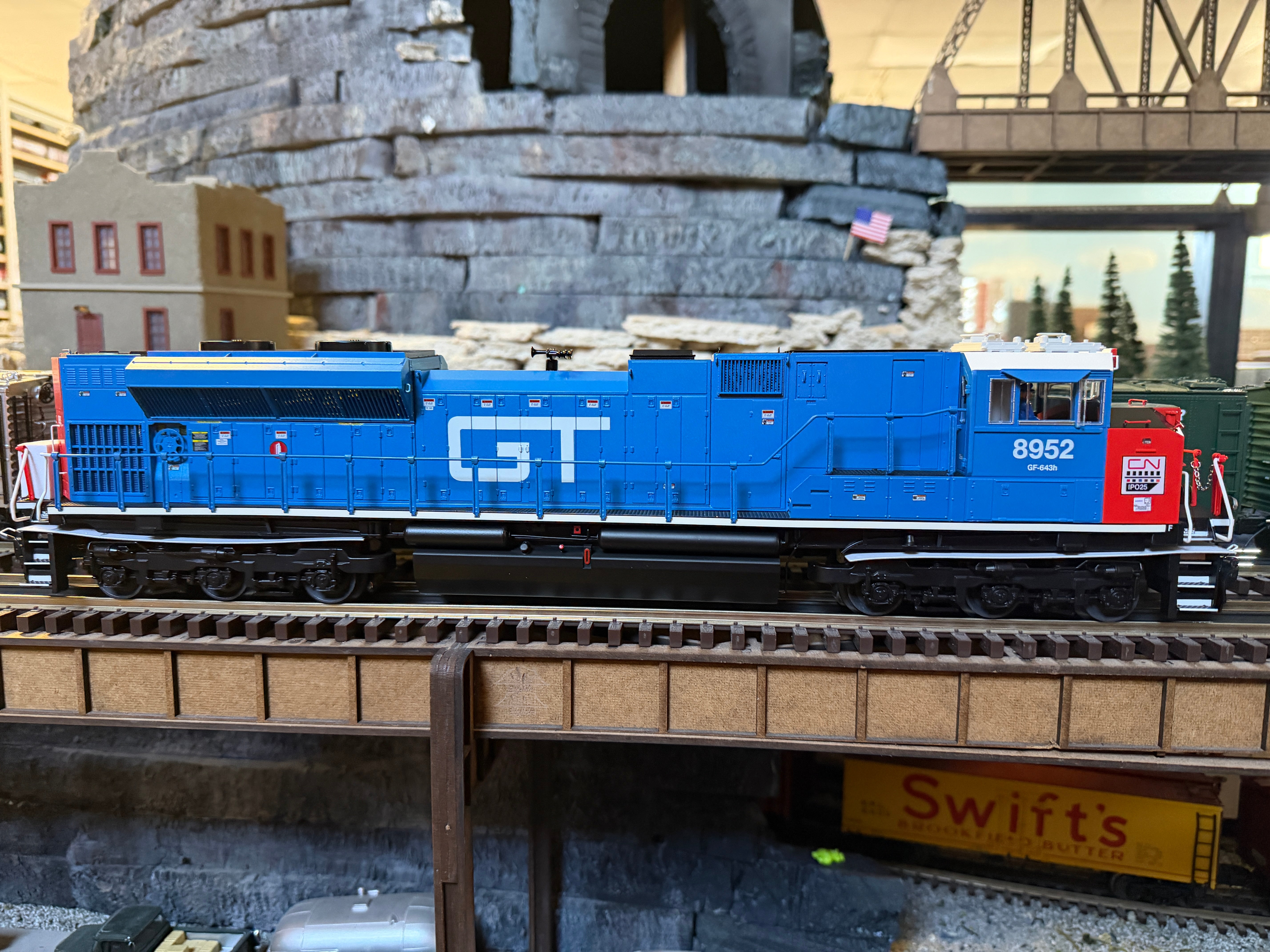 Lionel 2533171 - Legacy SD70M-2 Diesel Locomotive "Grand Trunk" #8952