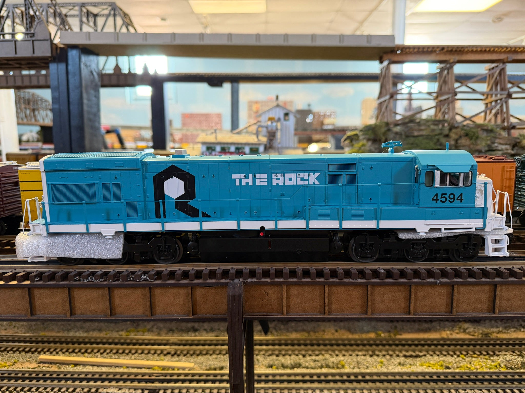 Atlas O 30138511 - Premier - U30C Diesel Locomotive "Rock Island" #4594 - MrMuffin'sTrains