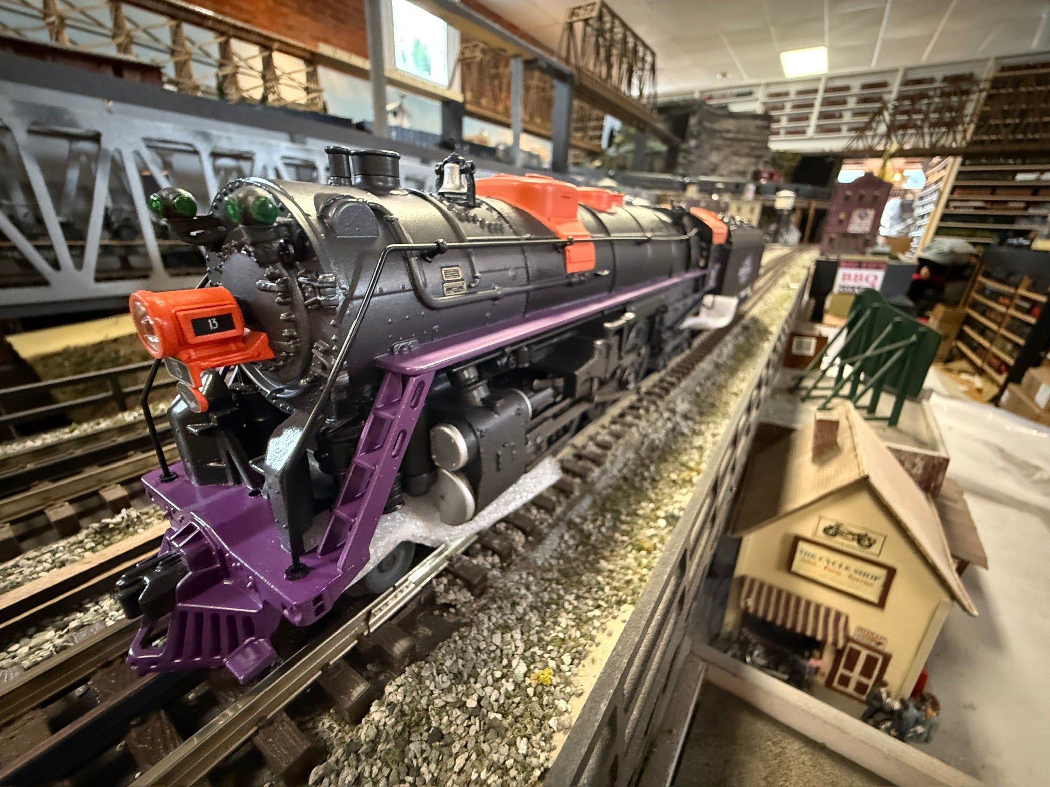 Lionel 2532040 - LionChief+ 2.0 J3A Hudson Steam Locomotive "Whispering Rails" #13 (Halloween)