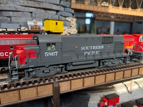 MTH 20-22065-1 - Premier - RS-11 Low Hood Diesel Engine "Southern Pacific" #5867 w/ PS3