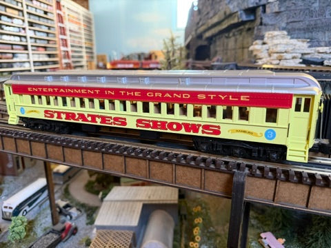 Atlas O 3001772A - Premier - Madison Heavyweight Passenger Cars "Strates Shows" (4-Car) Red - MrMuffin'sTrains