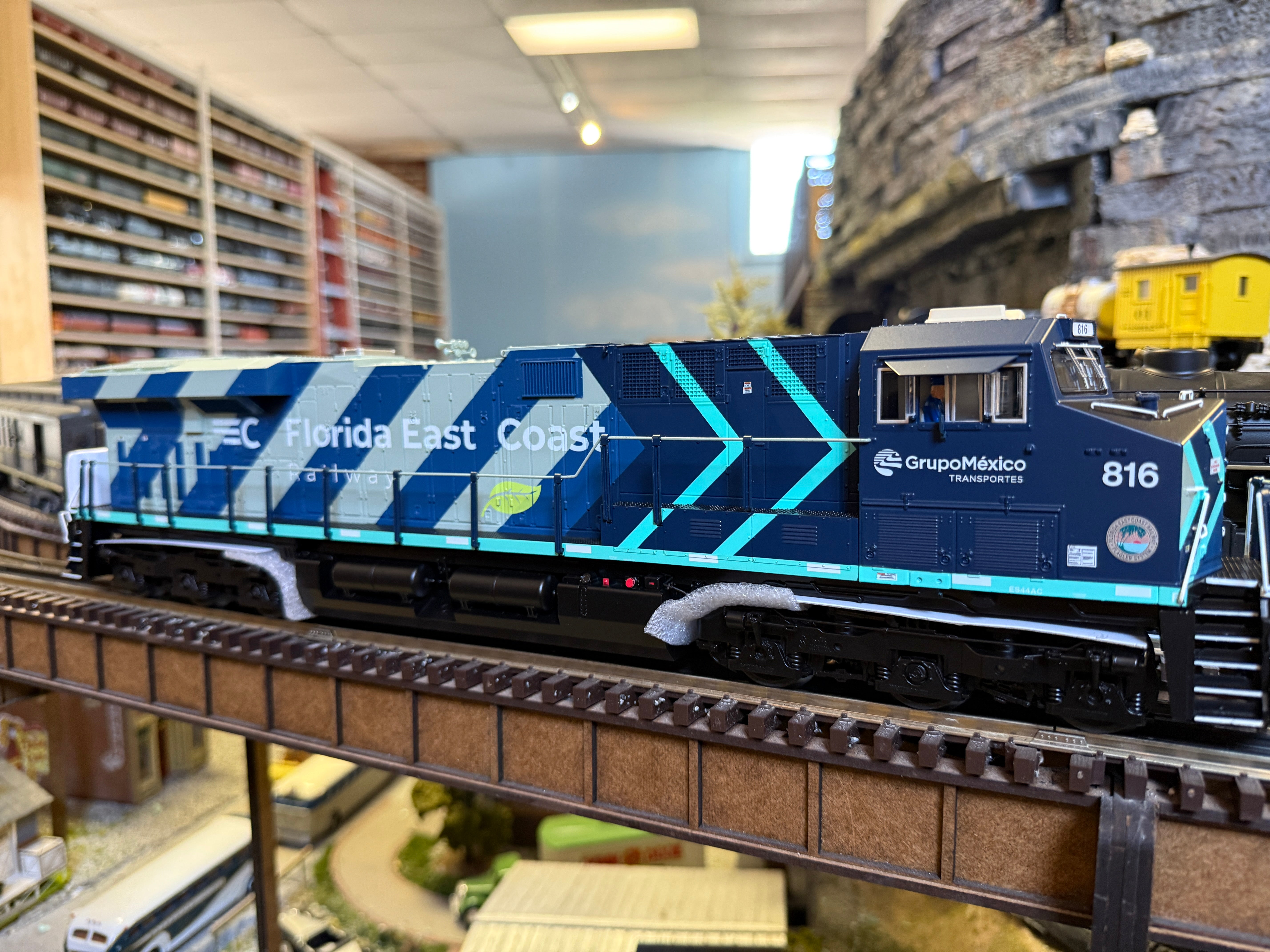 Lionel 2533640 - Legacy ES44 Diesel Locomotive "Florida East Coast" #816