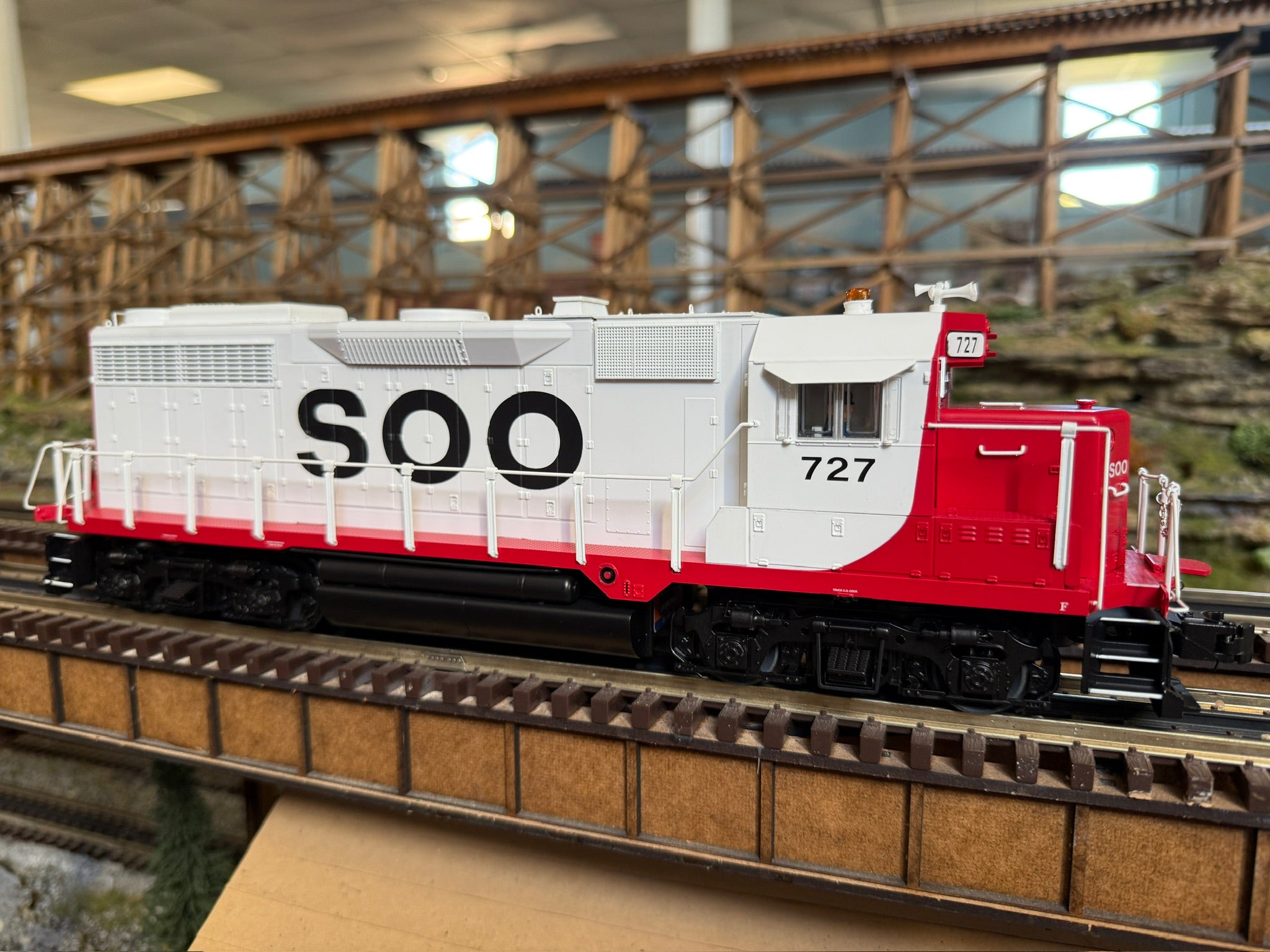 Lionel 2533955 - Legacy GP35 Diesel Locomotive "SOO Line" #724 - Custom Run for MrMuffin'sTrains