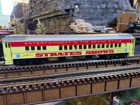 Atlas O 3001772A - Premier - Madison Heavyweight Passenger Cars "Strates Shows" (4-Car) Red