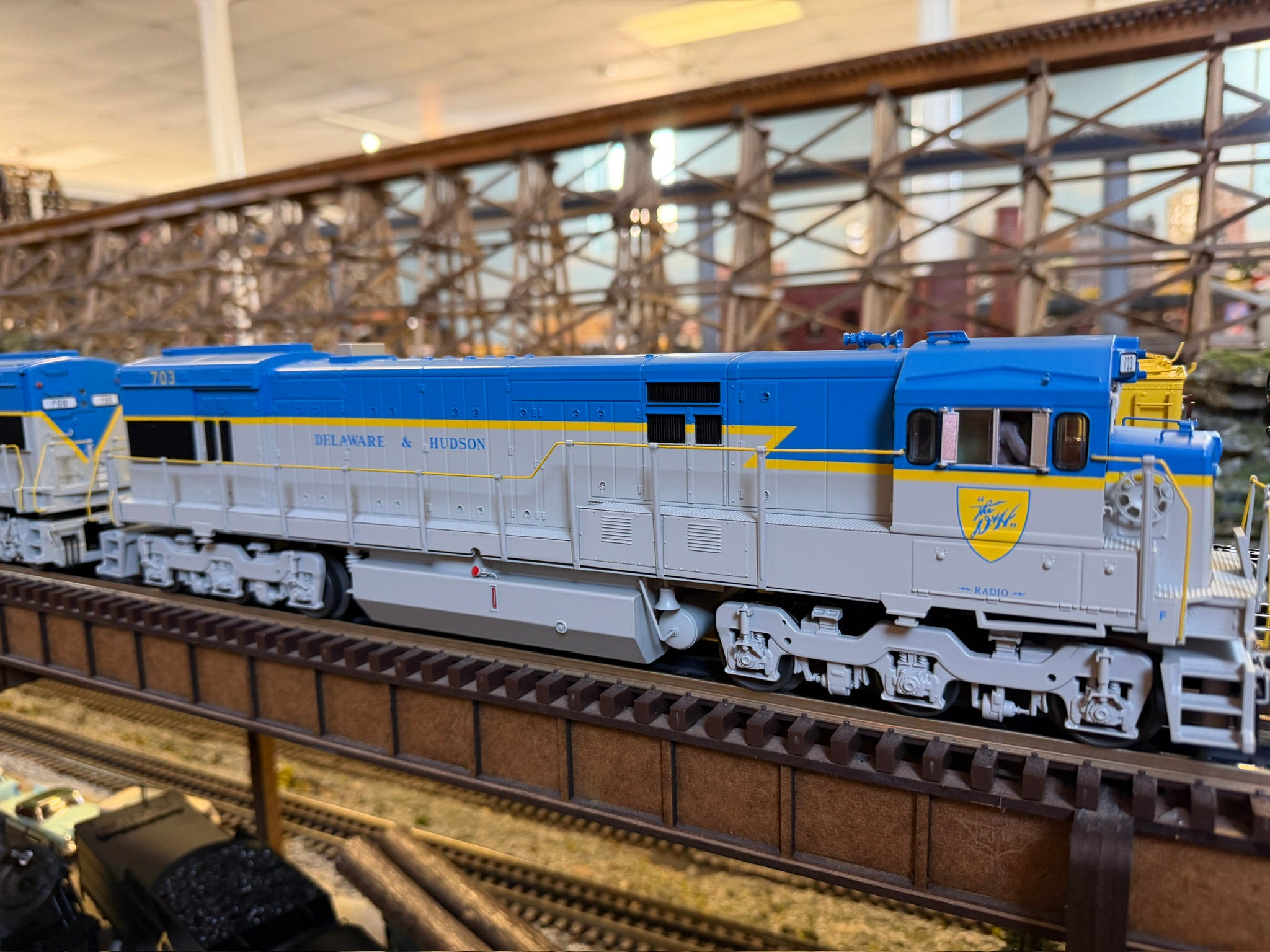 Atlas O 30138513 - Premier - U30C Diesel Locomotive "Delaware & Hudson" #703 (2-Rail) - MrMuffin'sTrains