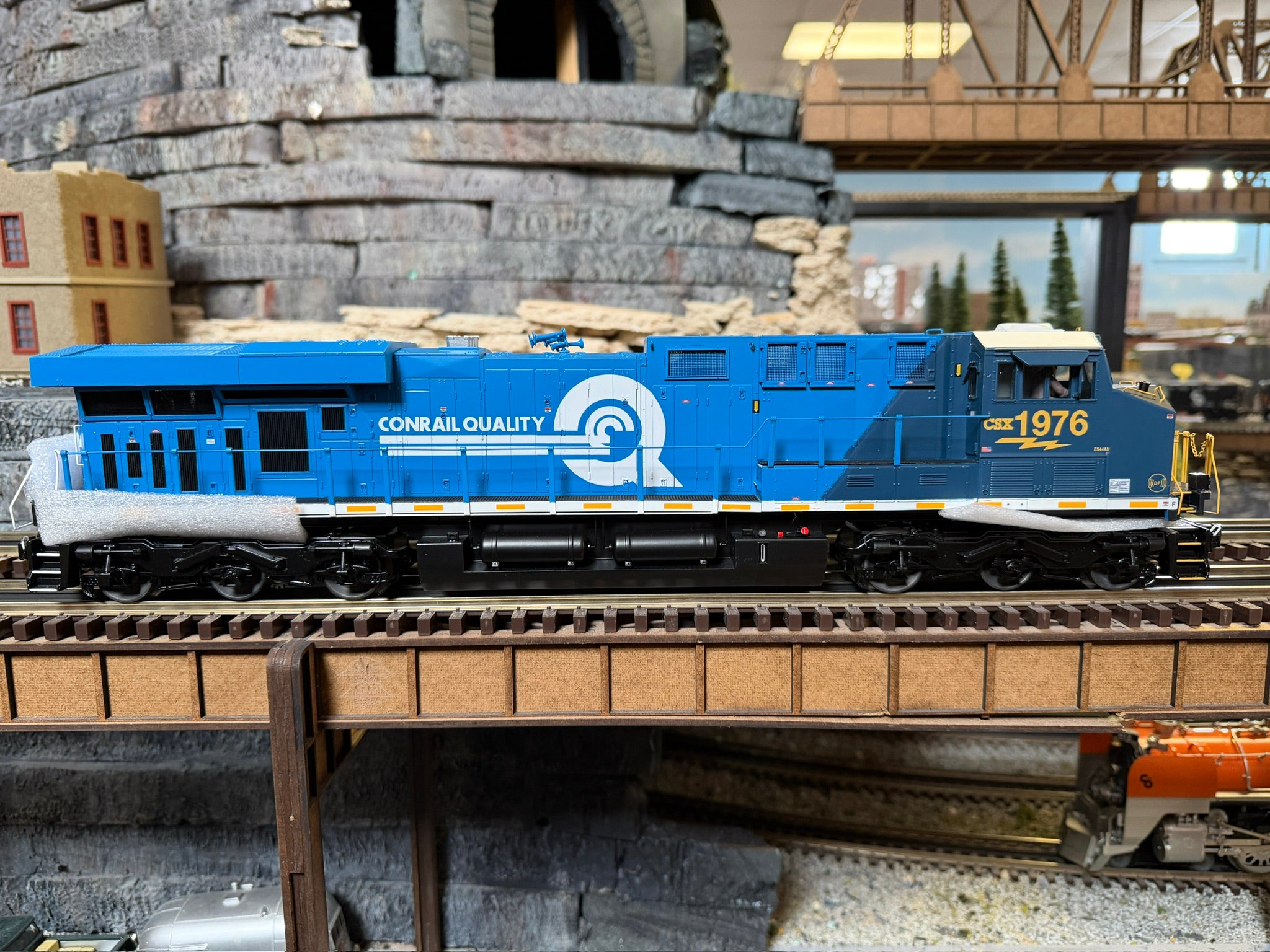 Atlas O 30138418 - Premier - ES44 Diesel Locomotive "CSX" #1976 (Conrail Heritage)