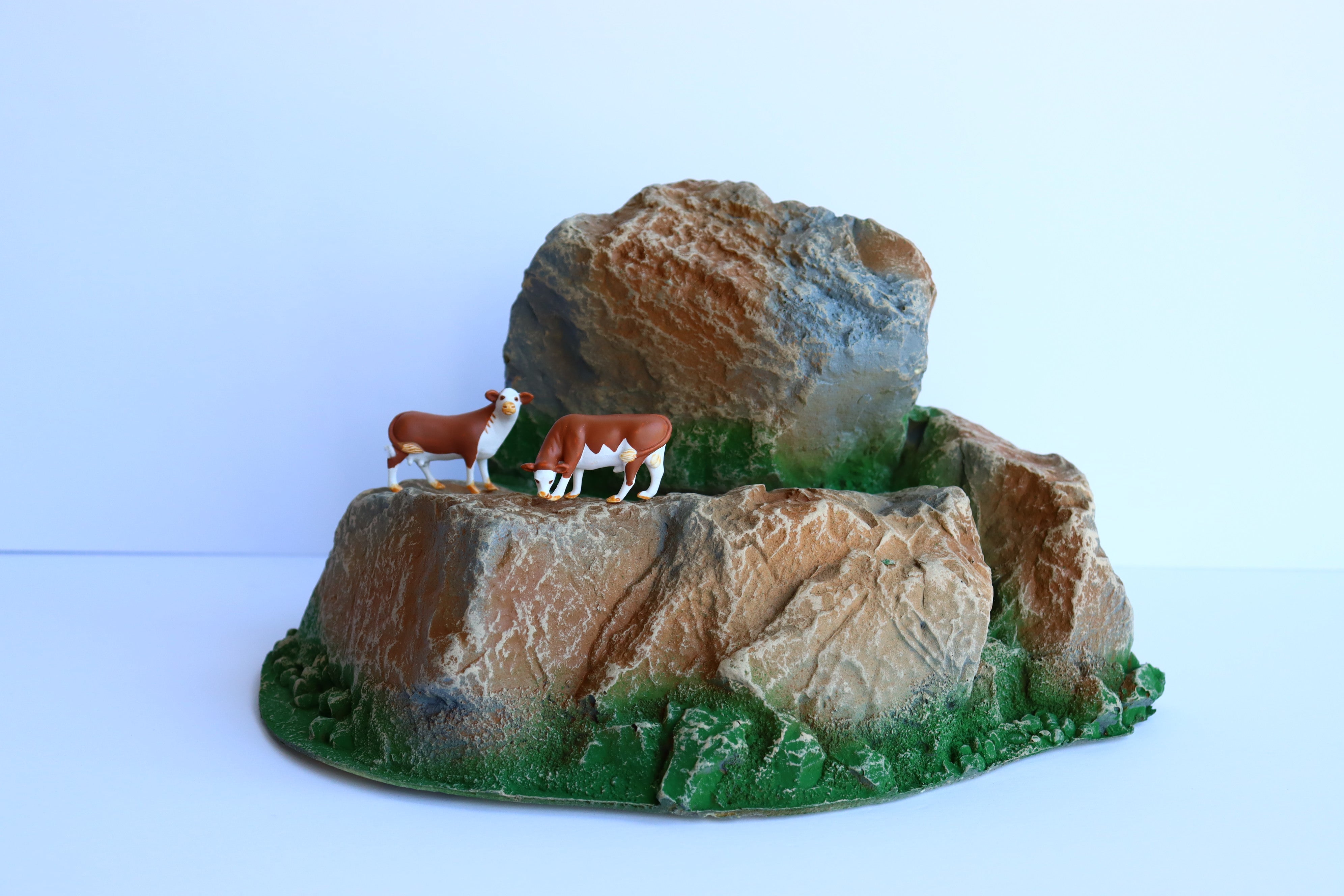 Atherton Scenics 9926 - Stone Rock Boulder Outcropping Diorama