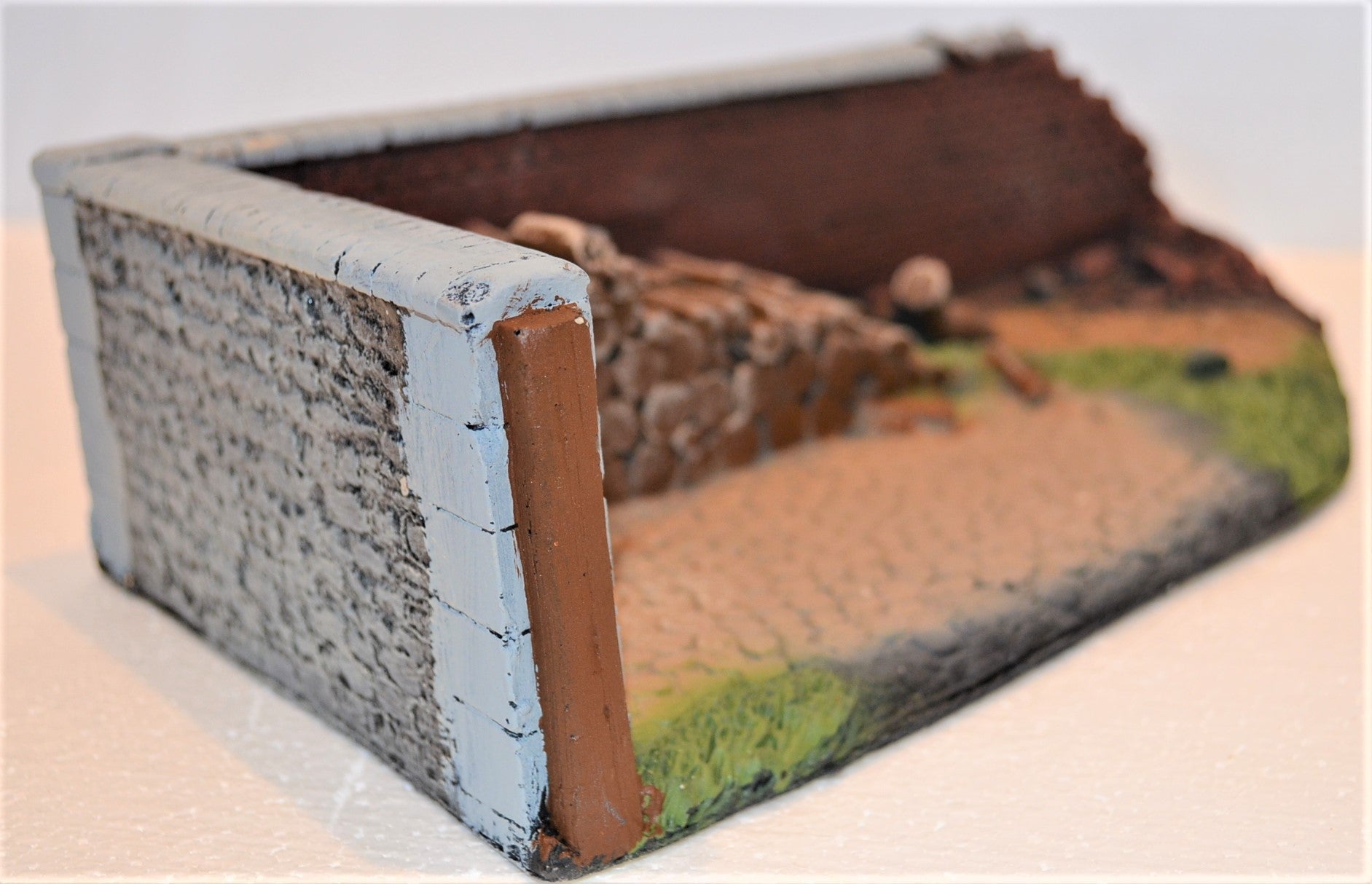 Atherton Scenics 9912 - WWII - Corner Brick Wall w/ Logs & Debris