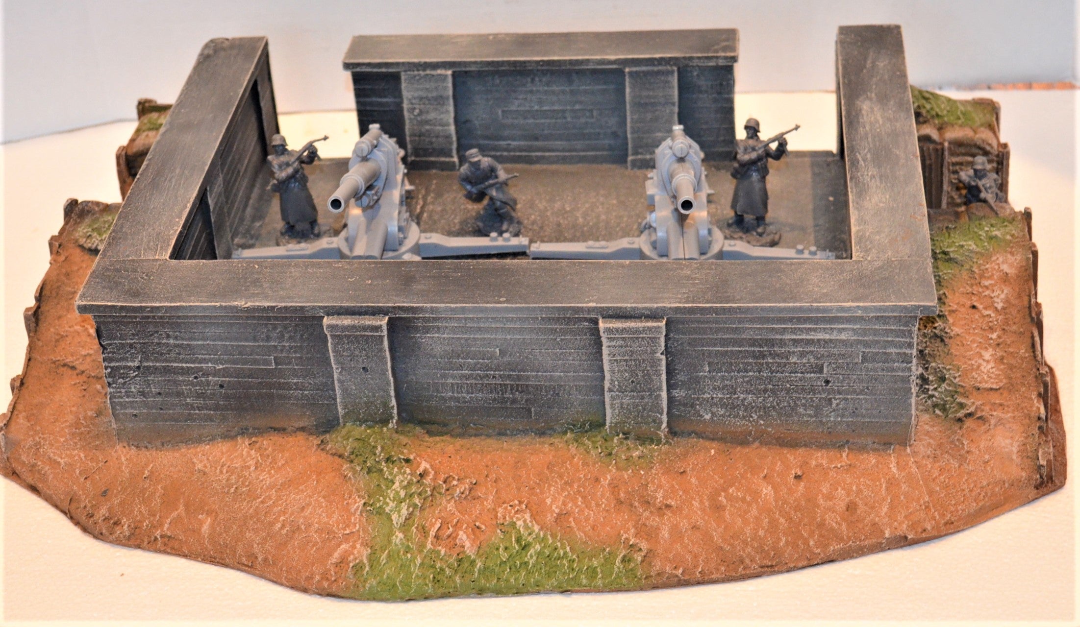 ATHERTON SCENICS PAINTED WWII D-DAY CONCRETE GERMAN ARTILLERY BUNKER - D88CB-1
