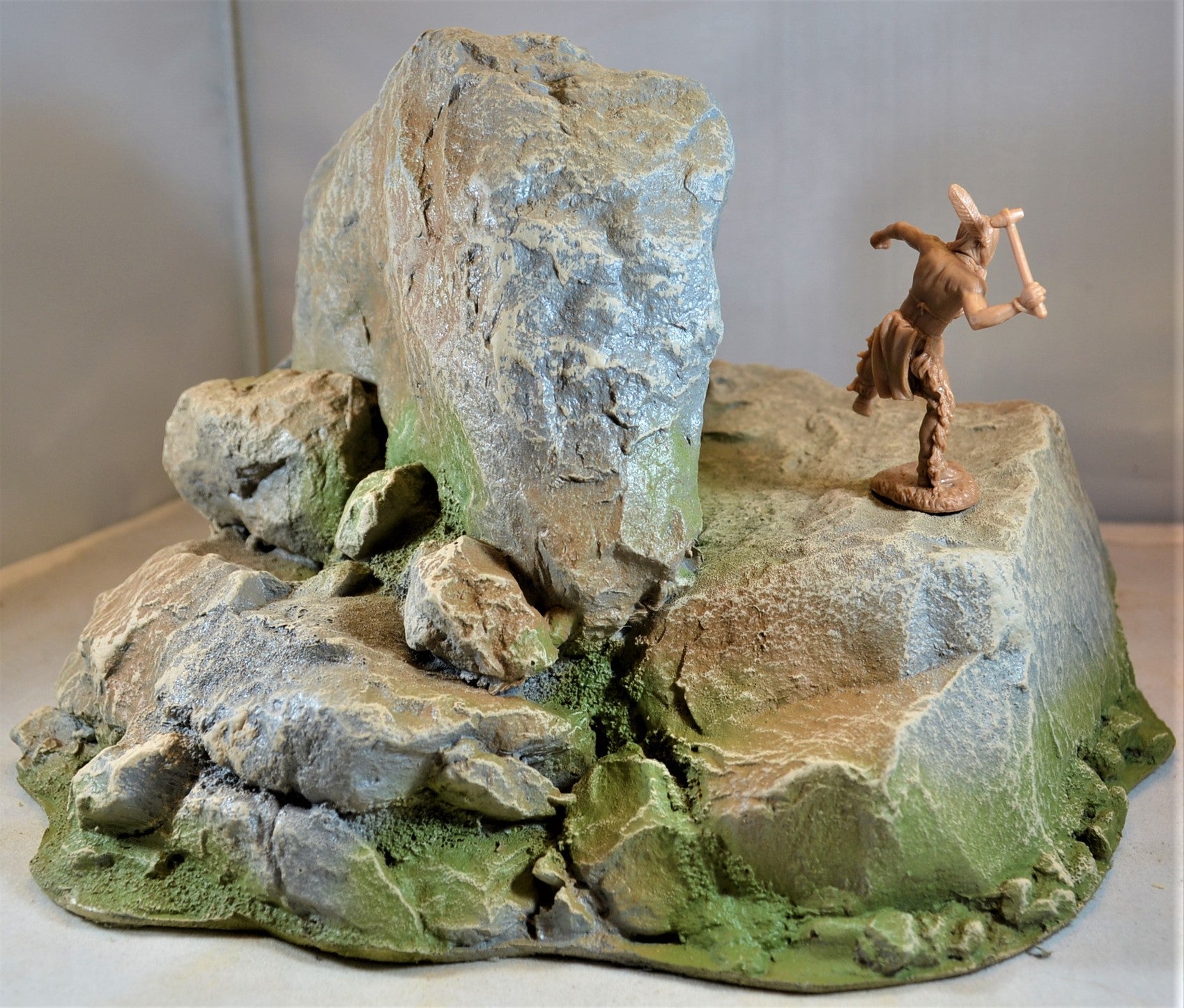 Atherton Scenics 9926 - Stone Rock Boulder Outcropping Diorama