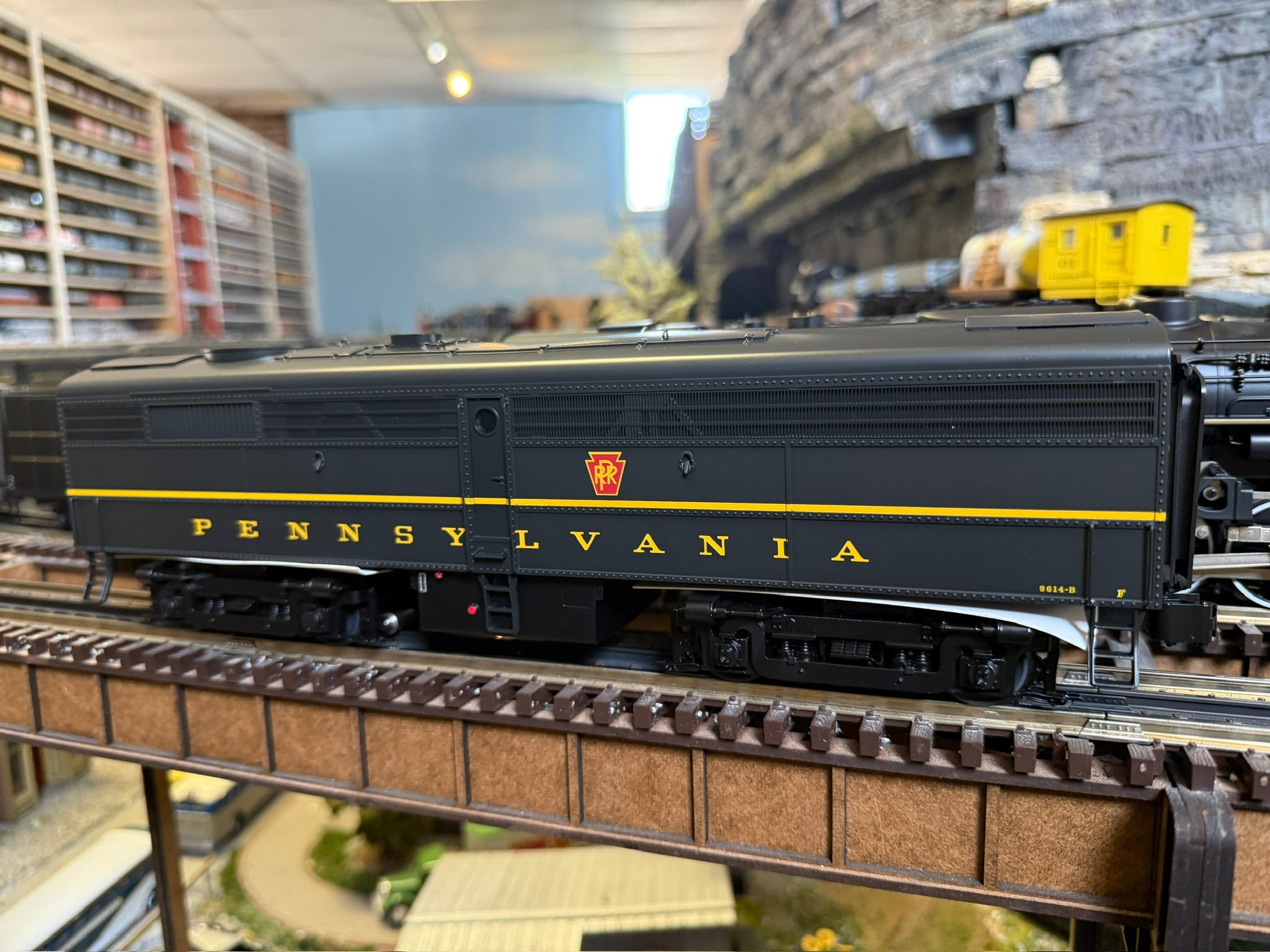 Lionel 2533918 - Legacy FB-2 Diesel Locomotive "Pennsylvania" #9614B (Powered)