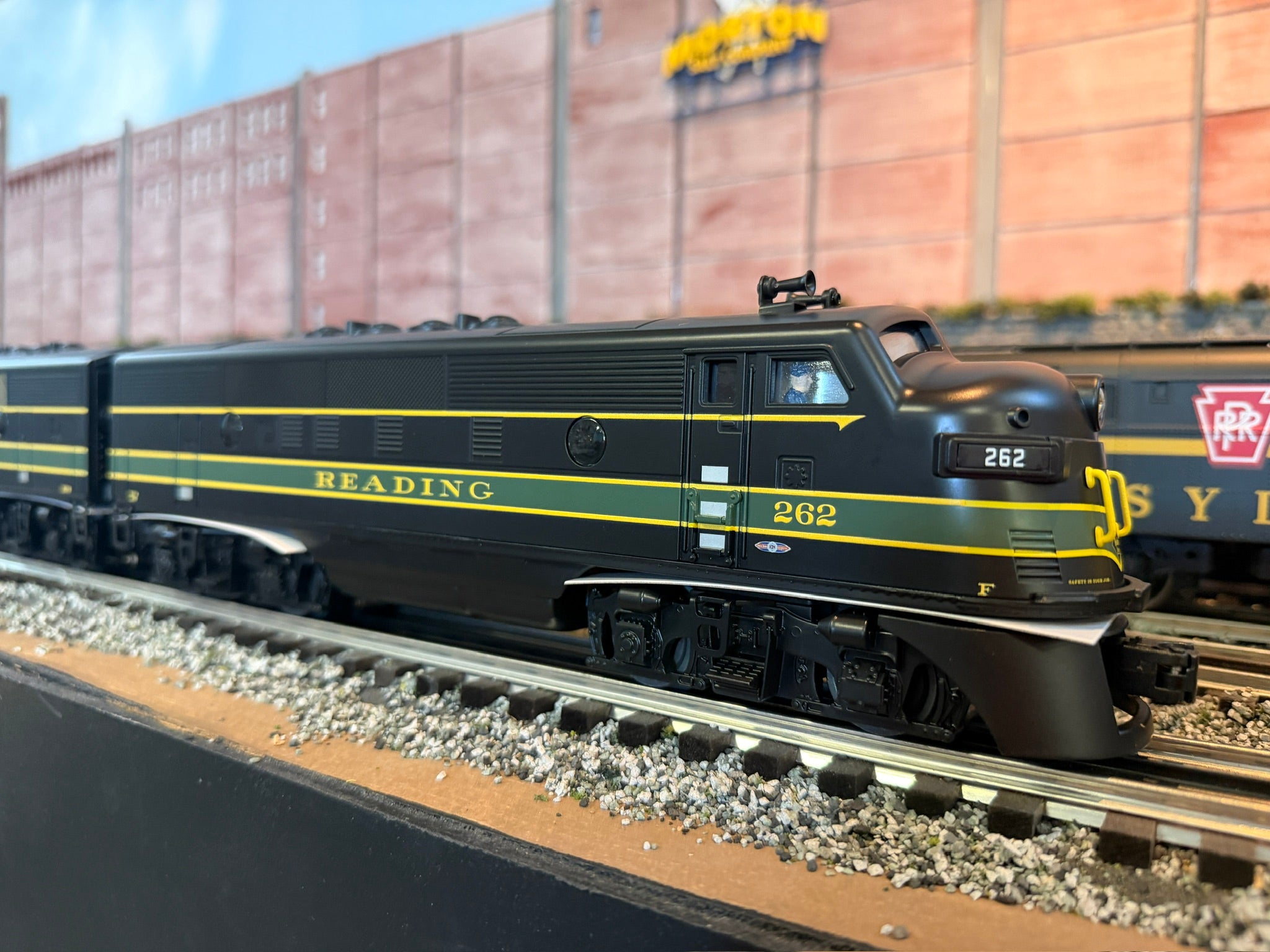 Lionel 2534080 - LionChief+ 2.0 F3 AA Diesel Set "Reading" #263/262