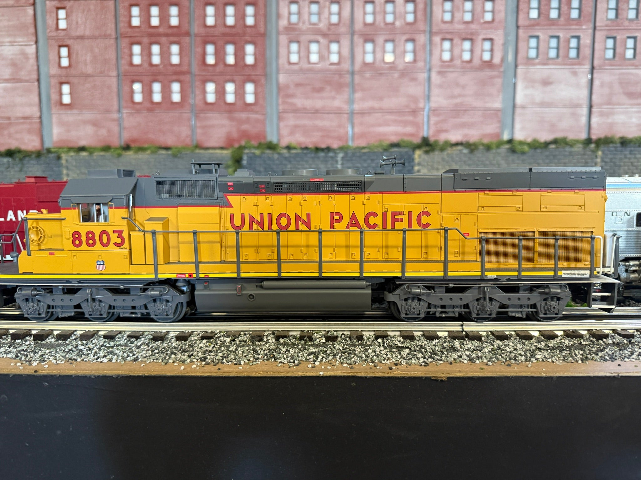 Lionel 2533852 - Legacy SD40T-2 Diesel Locomotive "Union Pacific" #8803