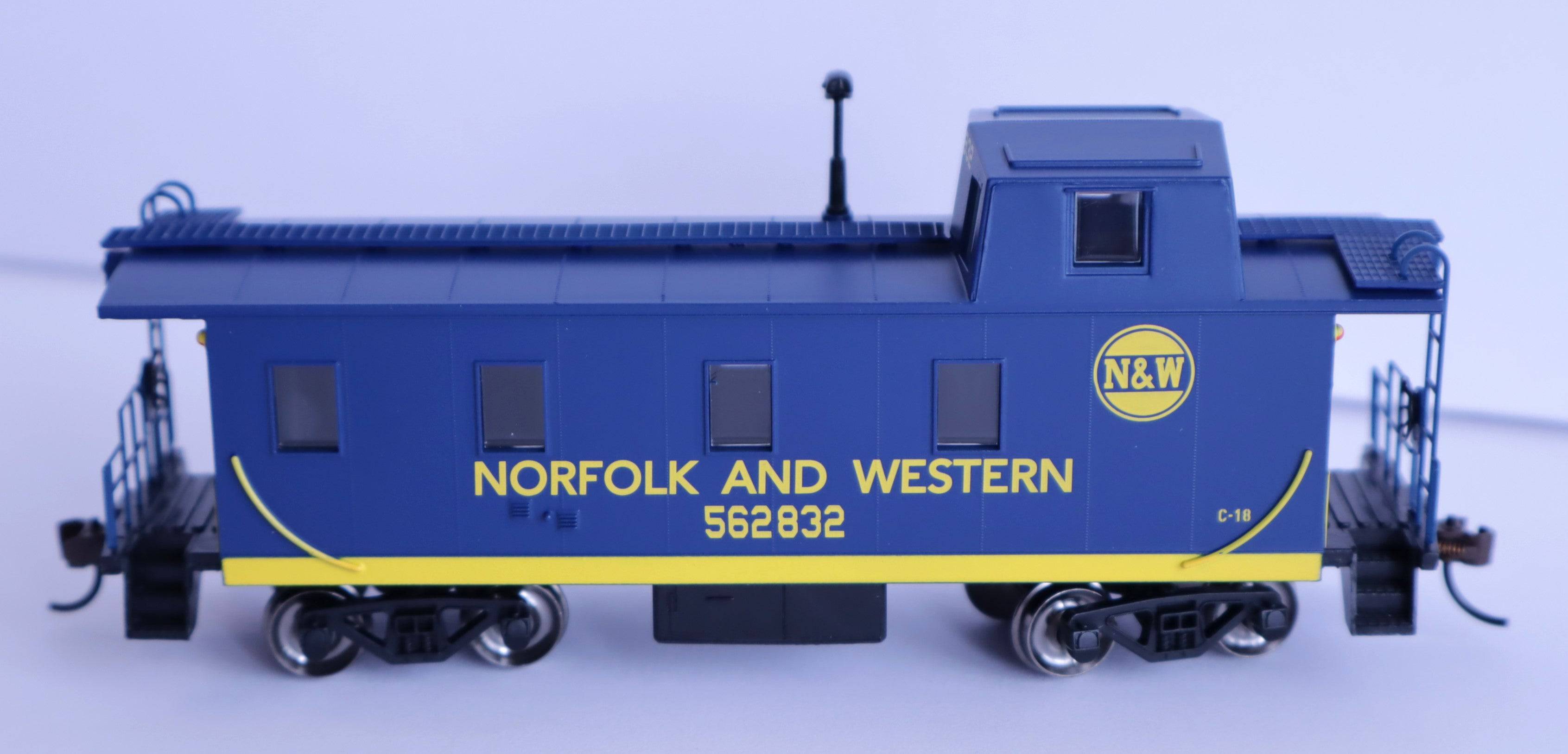 Bachmann HO 14003 - Slanted Offset Cupola Caboose "Norfolk & Western" #562832 (blue, yellow)