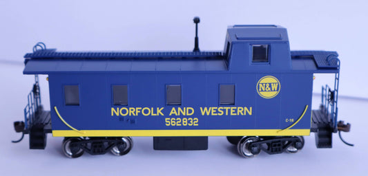Bachmann HO 14003 - Slanted Offset Cupola Caboose "Norfolk & Western" #562832