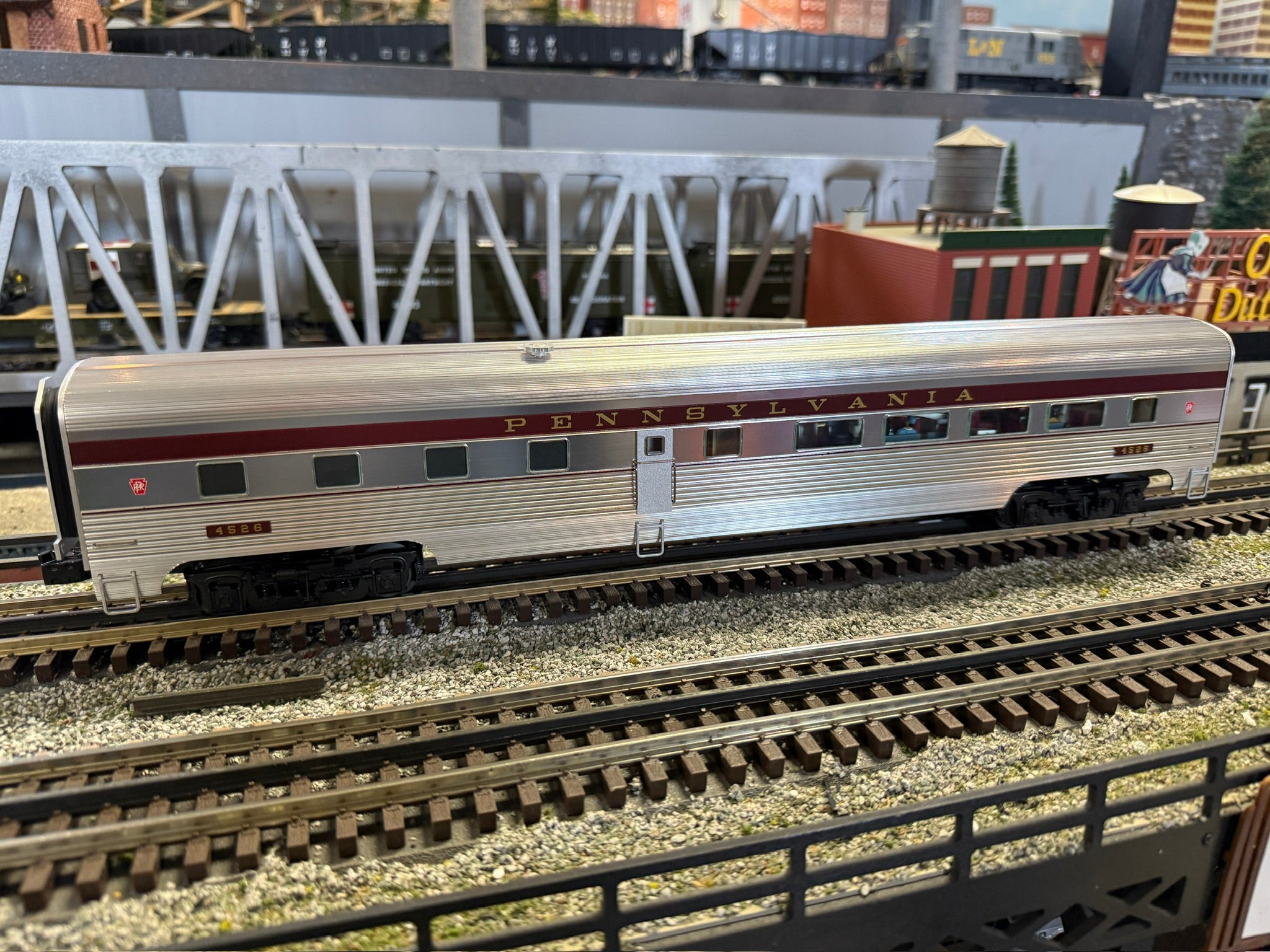 Lionel 2527120 - 18" Aluminum Stationsounds Diner Car "Pennsylvania"