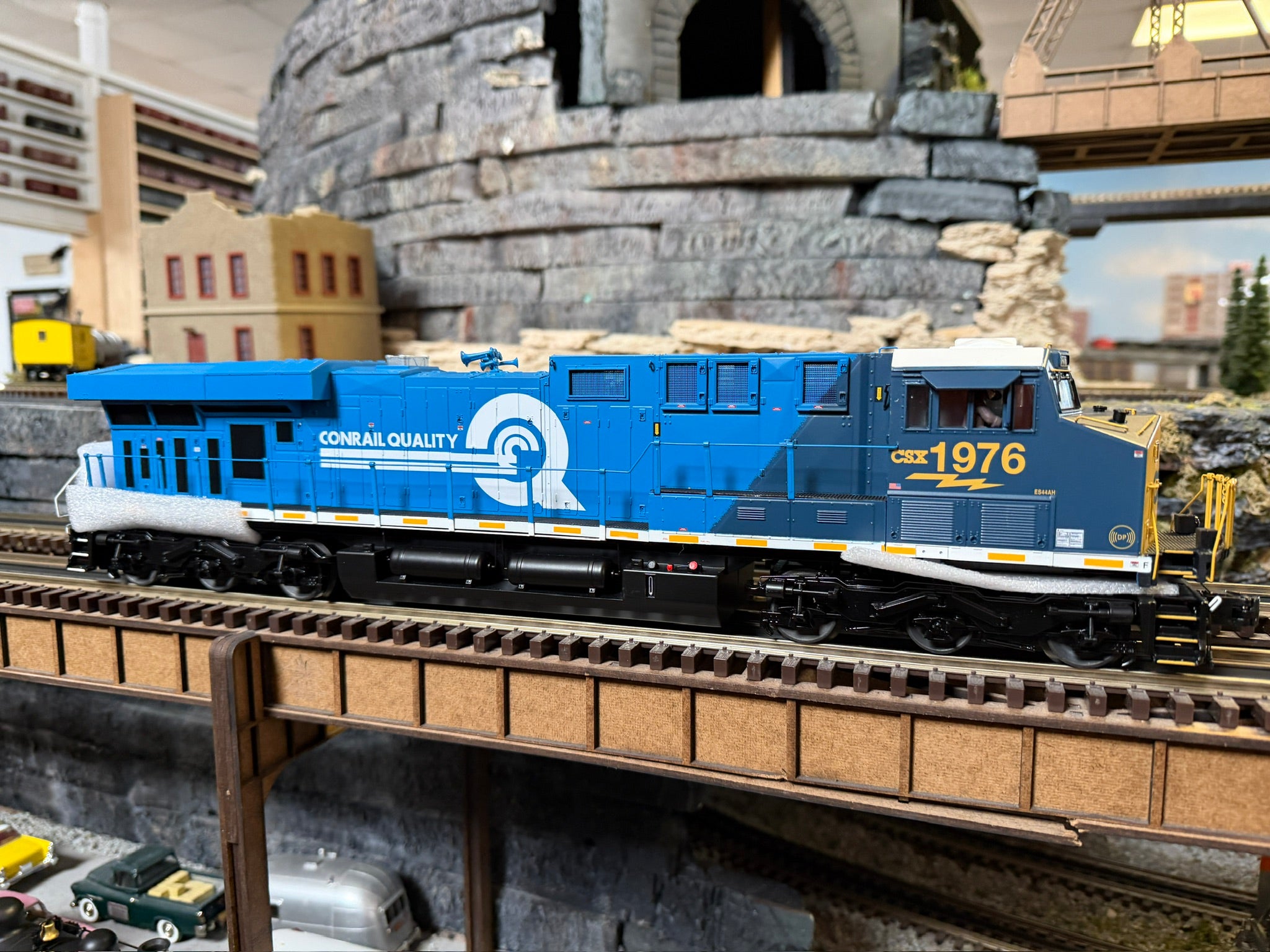 Atlas O 30138418 - Premier - ES44 Diesel Locomotive "CSX" #1976 (Conrail Heritage)