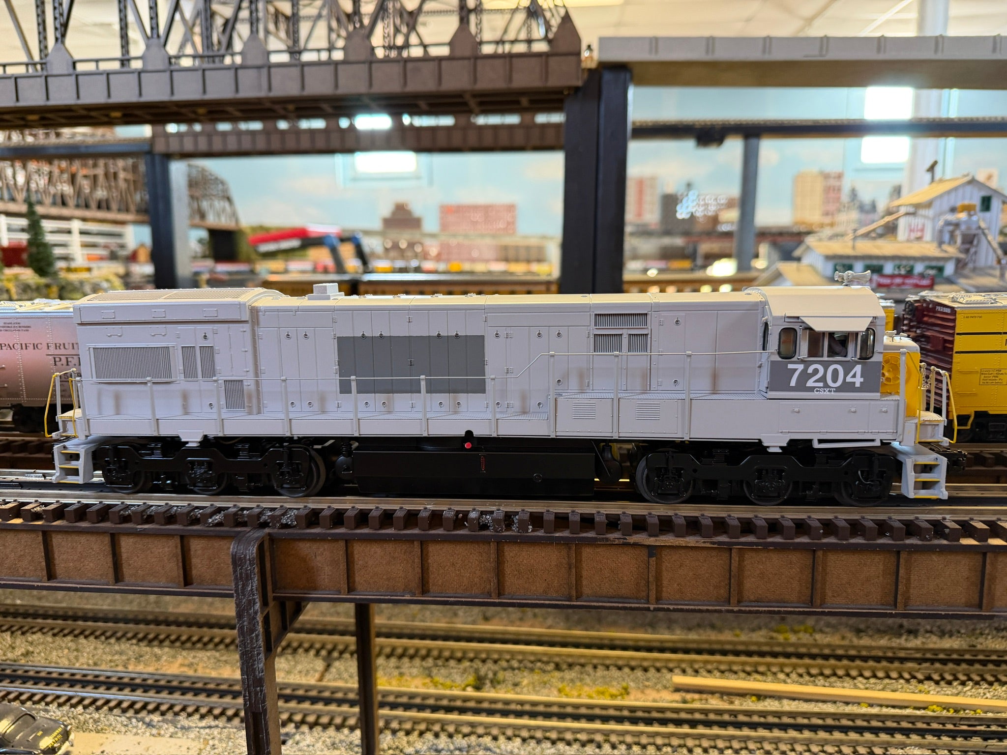 Atlas O 30138510 - Premier - U30C Diesel Locomotive "CSX" #7204 (ex-Louisville & Nashville Patch)