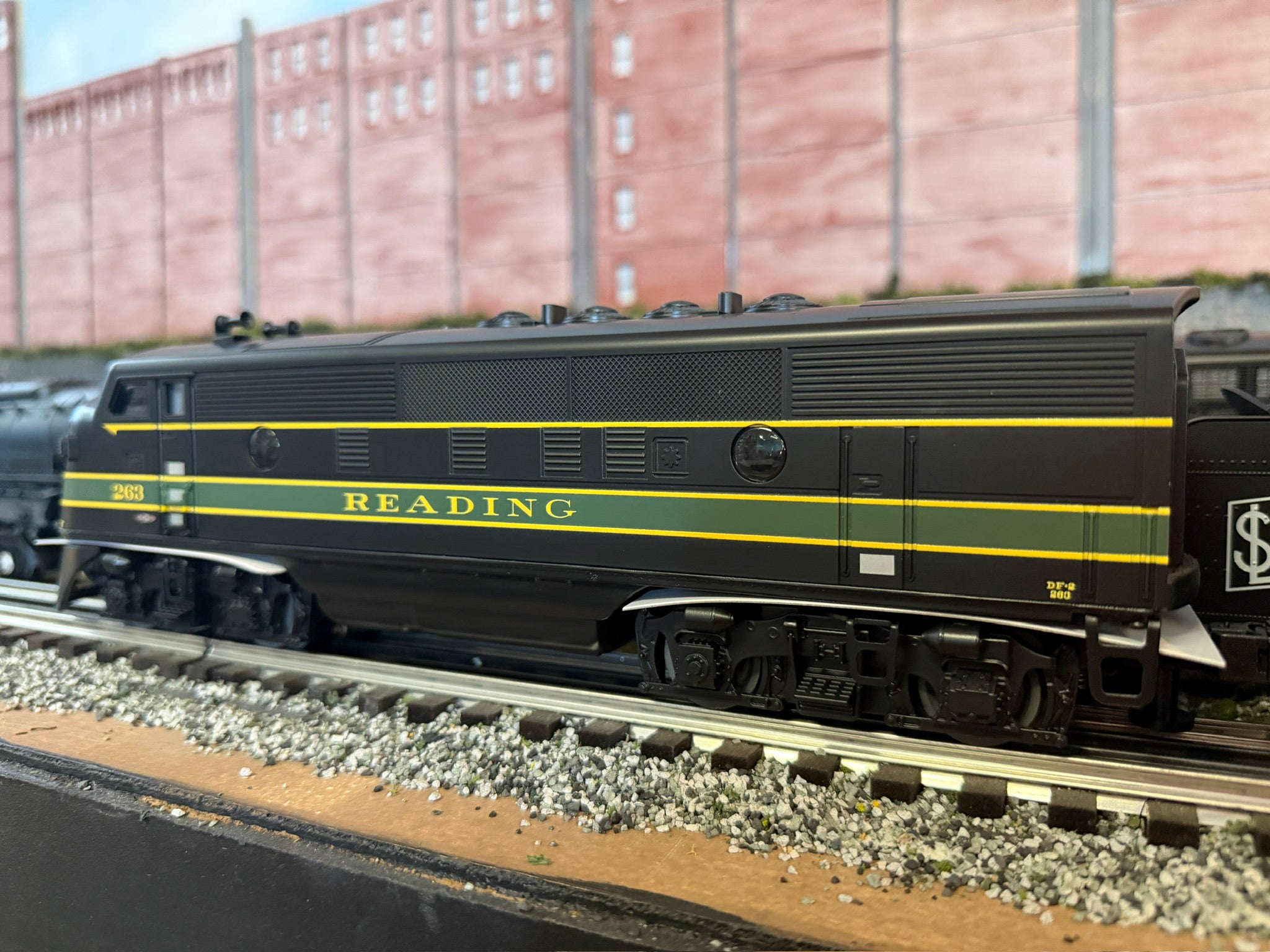 Lionel 2534080 - LionChief+ 2.0 F3 AA Diesel Set "Reading" #263/262