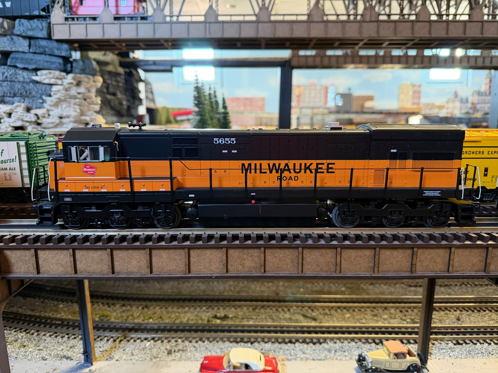 Atlas O 30138688S - Premier - U30C Diesel Locomotive "Milwaukee Road" #5655 - Custom Run for Mr.Muffin's Trains