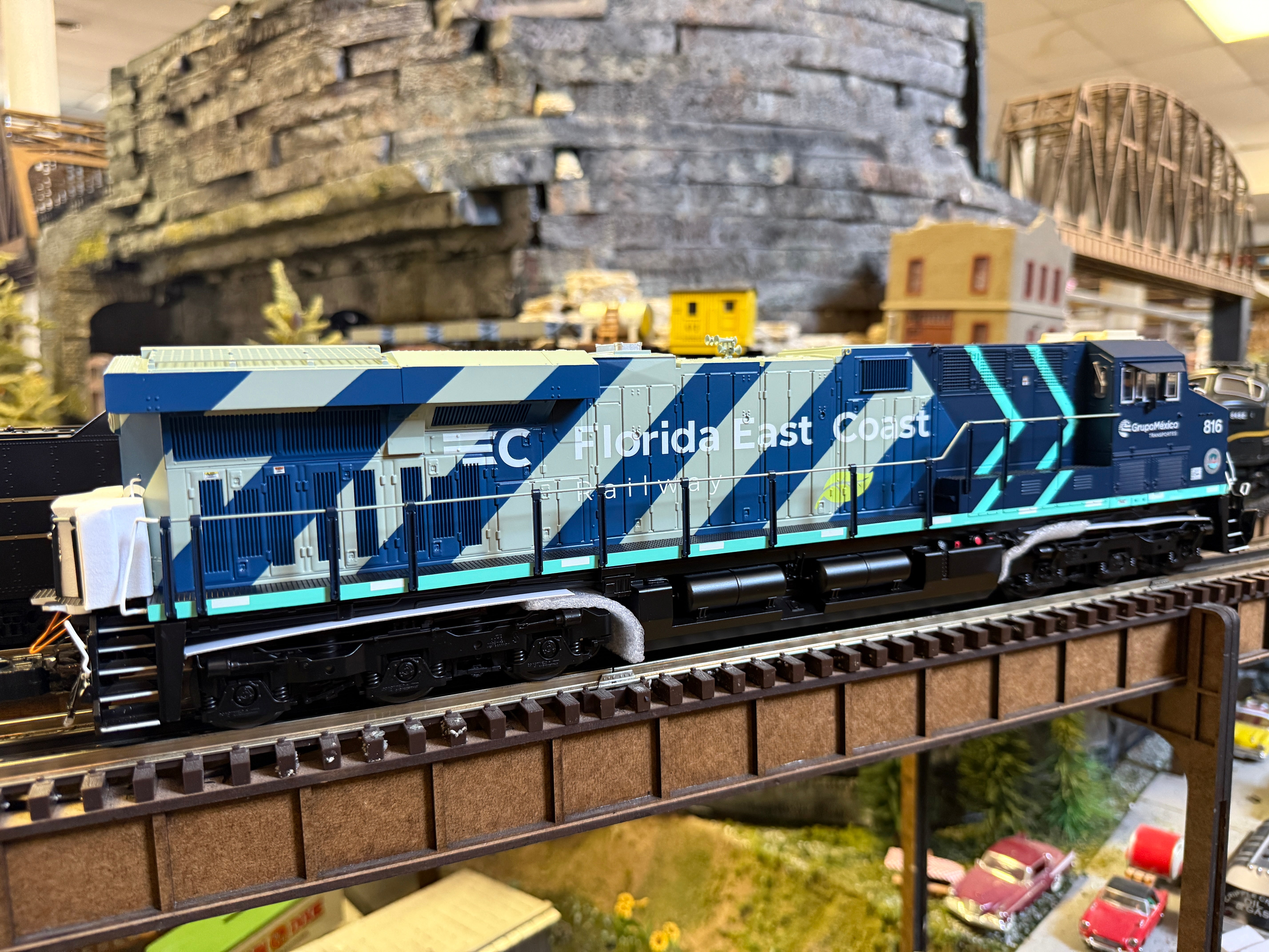 Lionel 2533640 - Legacy ES44 Diesel Locomotive "Florida East Coast" #816
